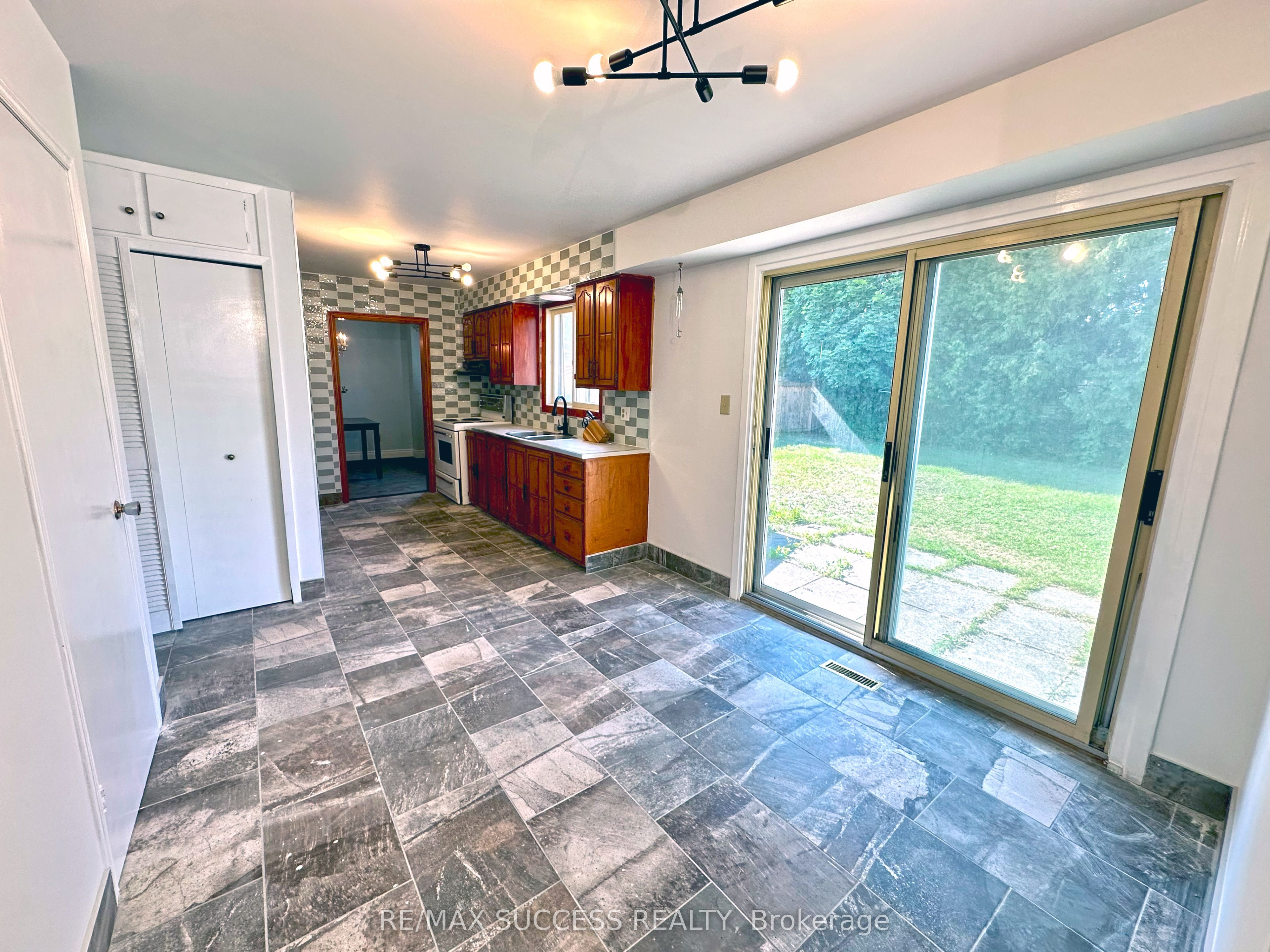 571 Minette Circle, Mississauga, ON L5A 3B9 photo 2