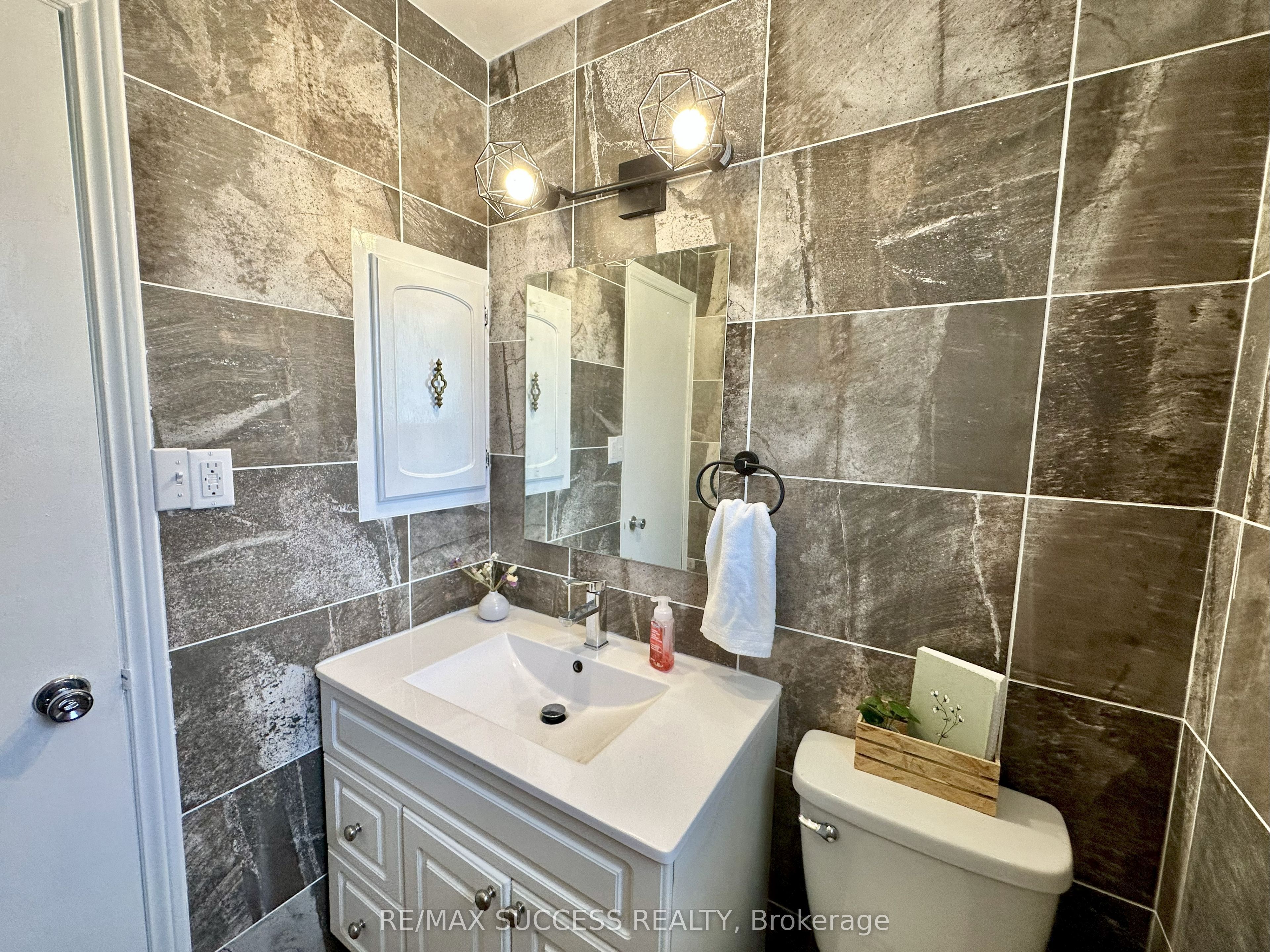 571 Minette Circle, Mississauga, ON L5A 3B9 photo 3