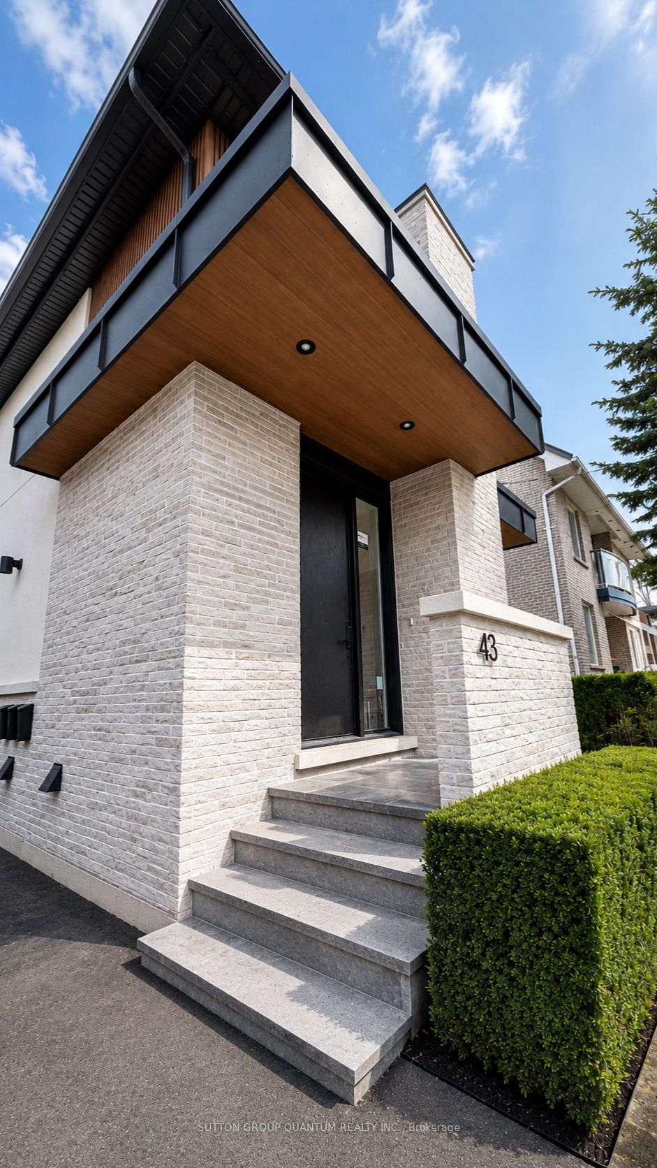 43 Elmwood Avenue N #1, Mississauga, ON L5G 3K1