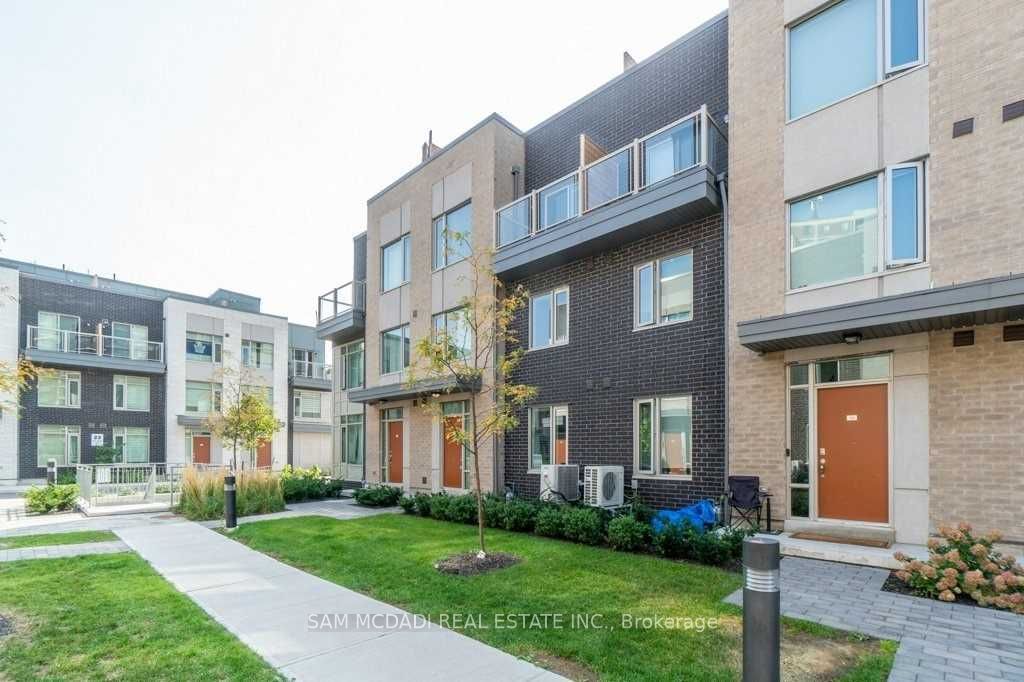 22 Applewood Lane 33, Toronto, ON M9C 2Z7 photo 2