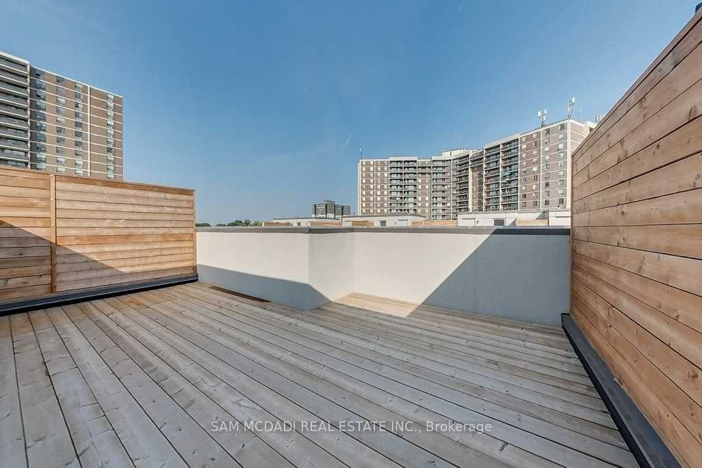 22 Applewood Lane 33, Toronto, ON M9C 2Z7 photo 3