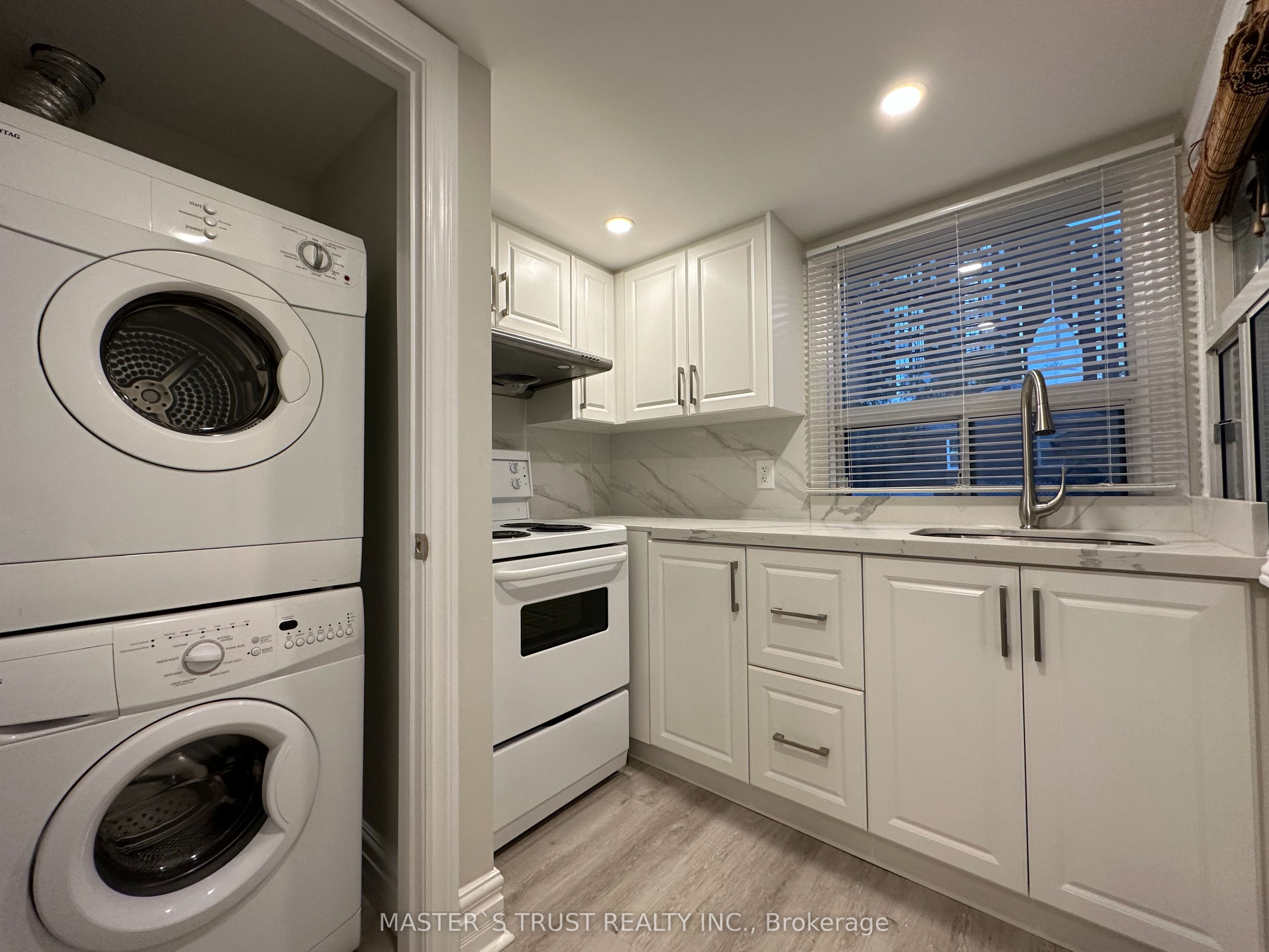 151 Dynevor Road Upper, Toronto, ON M6E 3X5 photo 2