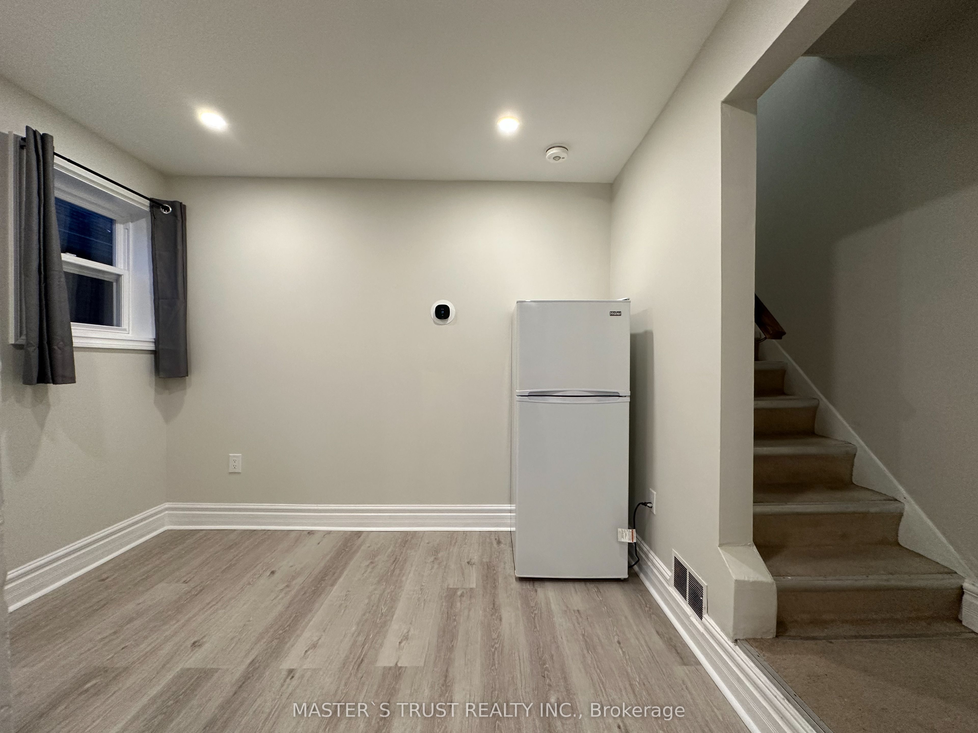 151 Dynevor Road Upper, Toronto, ON M6E 3X5 photo 4