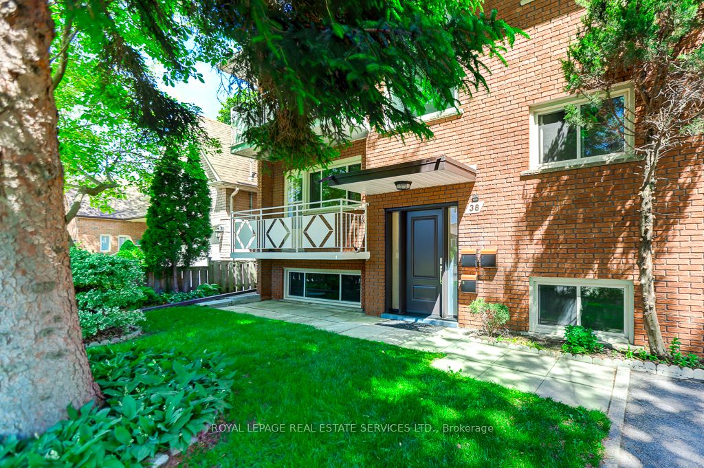 38 Jellicoe Avenue, Toronto, ON M8W 1W1