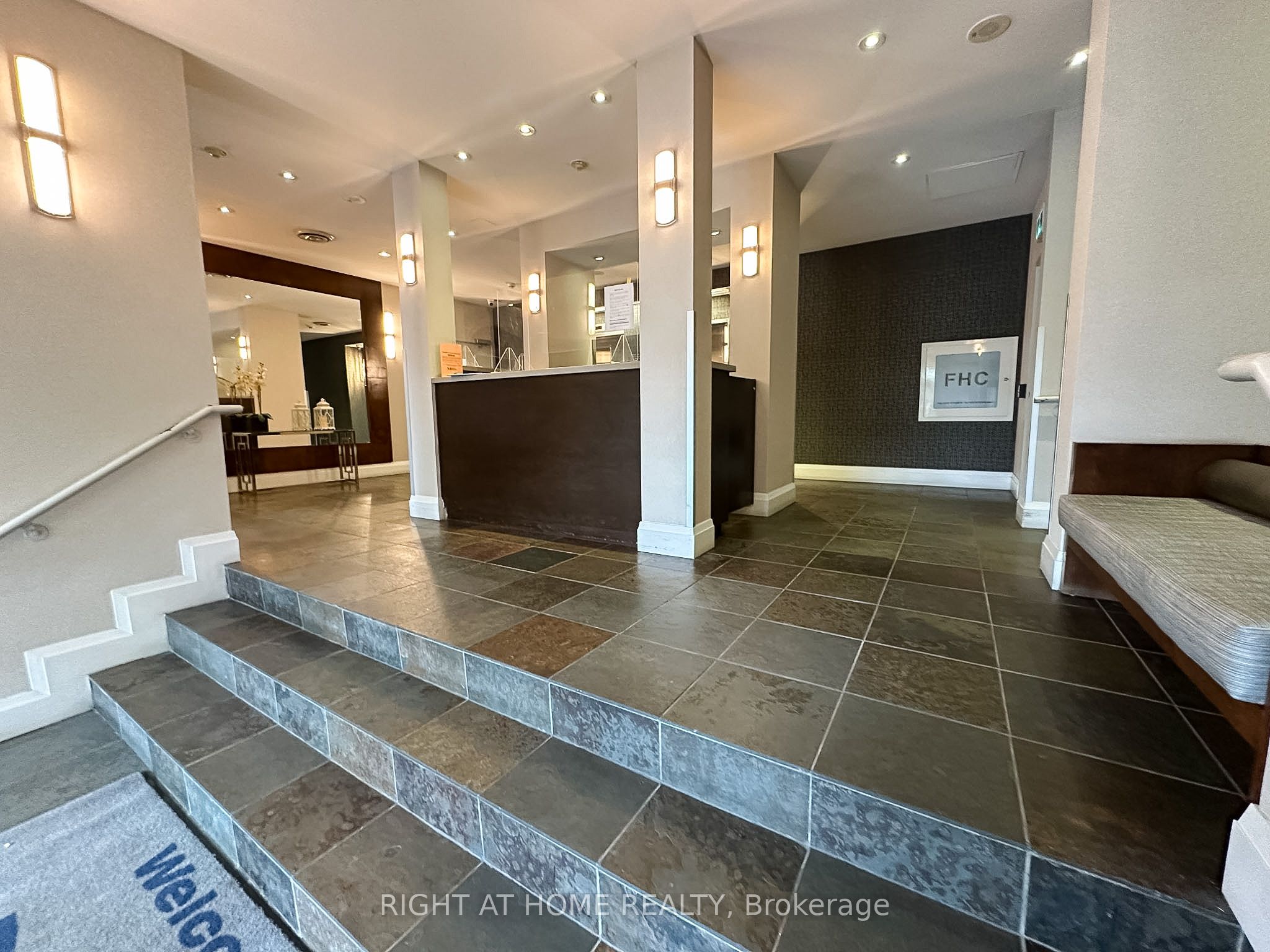 2088 Lawrence Avenue W 702, Toronto, ON M9N 3Z9 photo 2