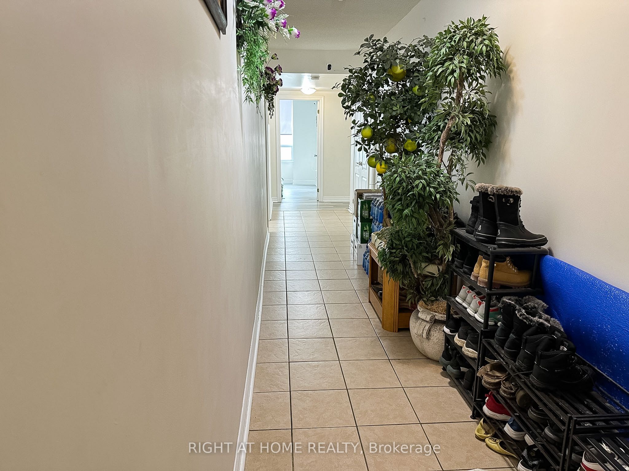 2088 Lawrence Avenue W 702, Toronto, ON M9N 3Z9 photo 3