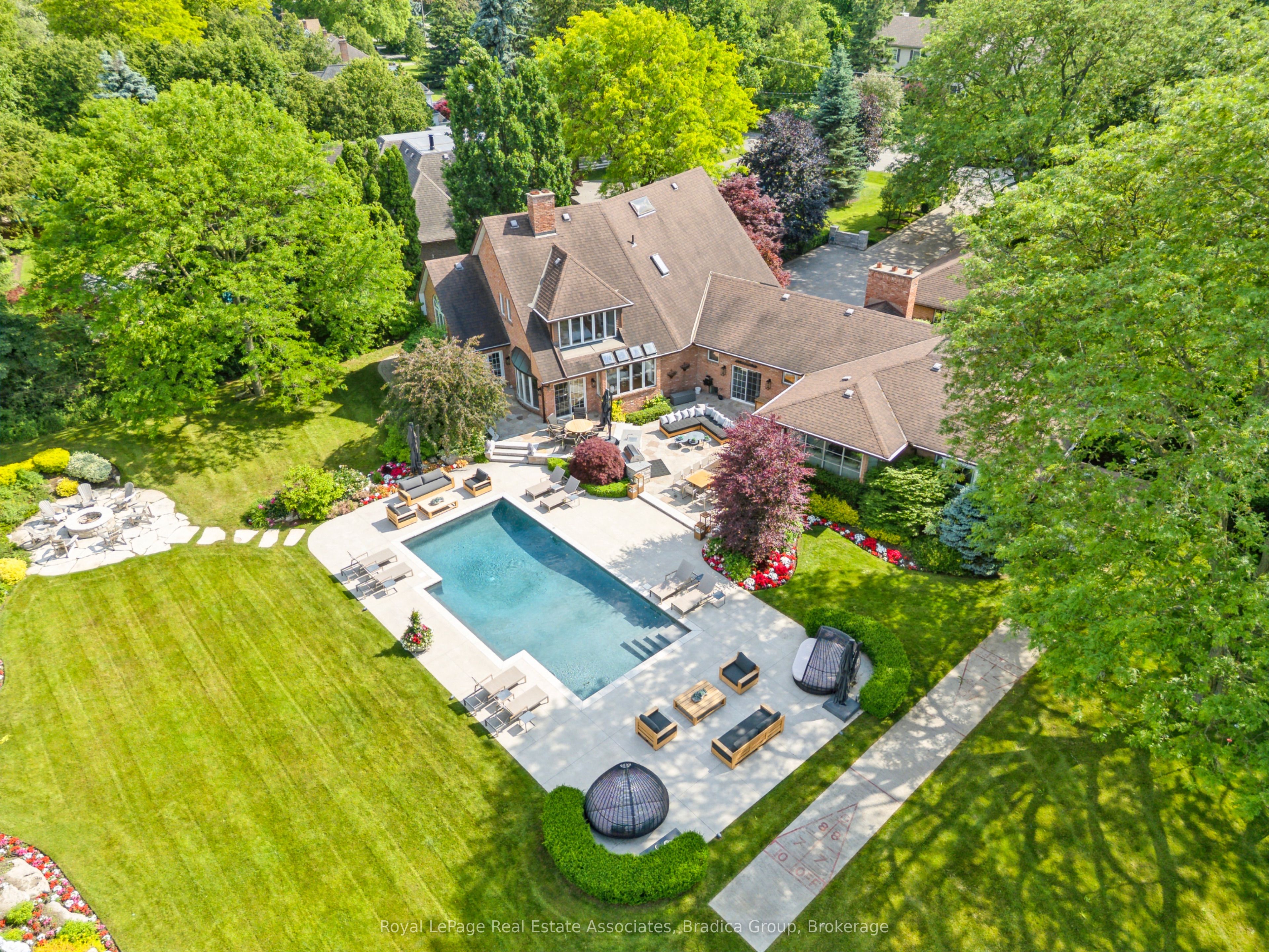 19 Lorraine Gardens, Toronto, ON M9B 4Z5