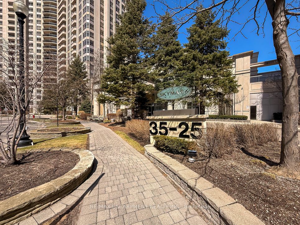 35 Kingsbridge Garden Circle 2706, Mississauga, ON L5R 3Z3 photo 2