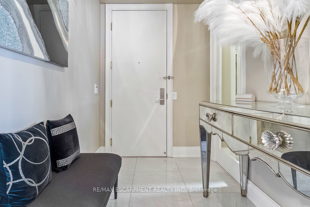 35 Kingsbridge Garden Circle 2706, Mississauga, ON L5R 3Z3 photo 5