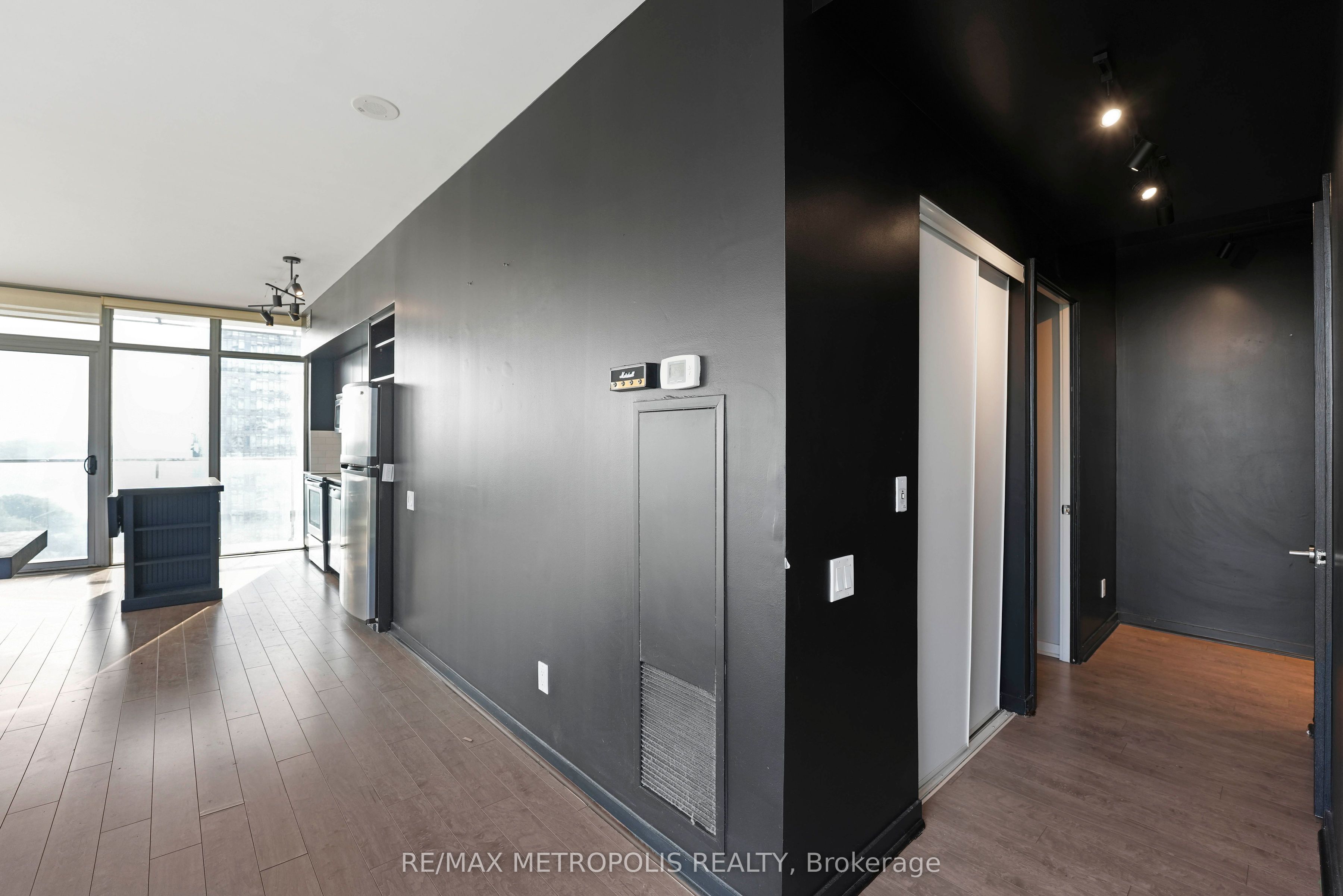 103 The Queensway Avenue 1414, Toronto, ON M6S 5B3 photo 5