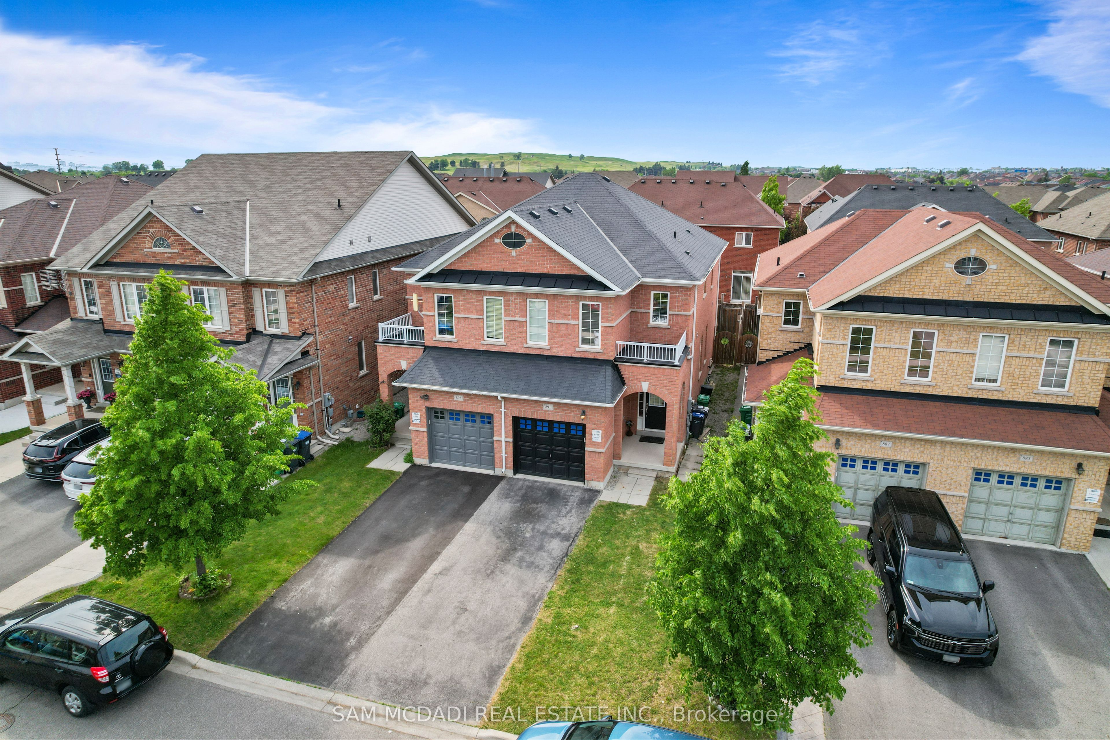 891 Oasis Drive, Mississauga, ON L5V 0C7 photo 2