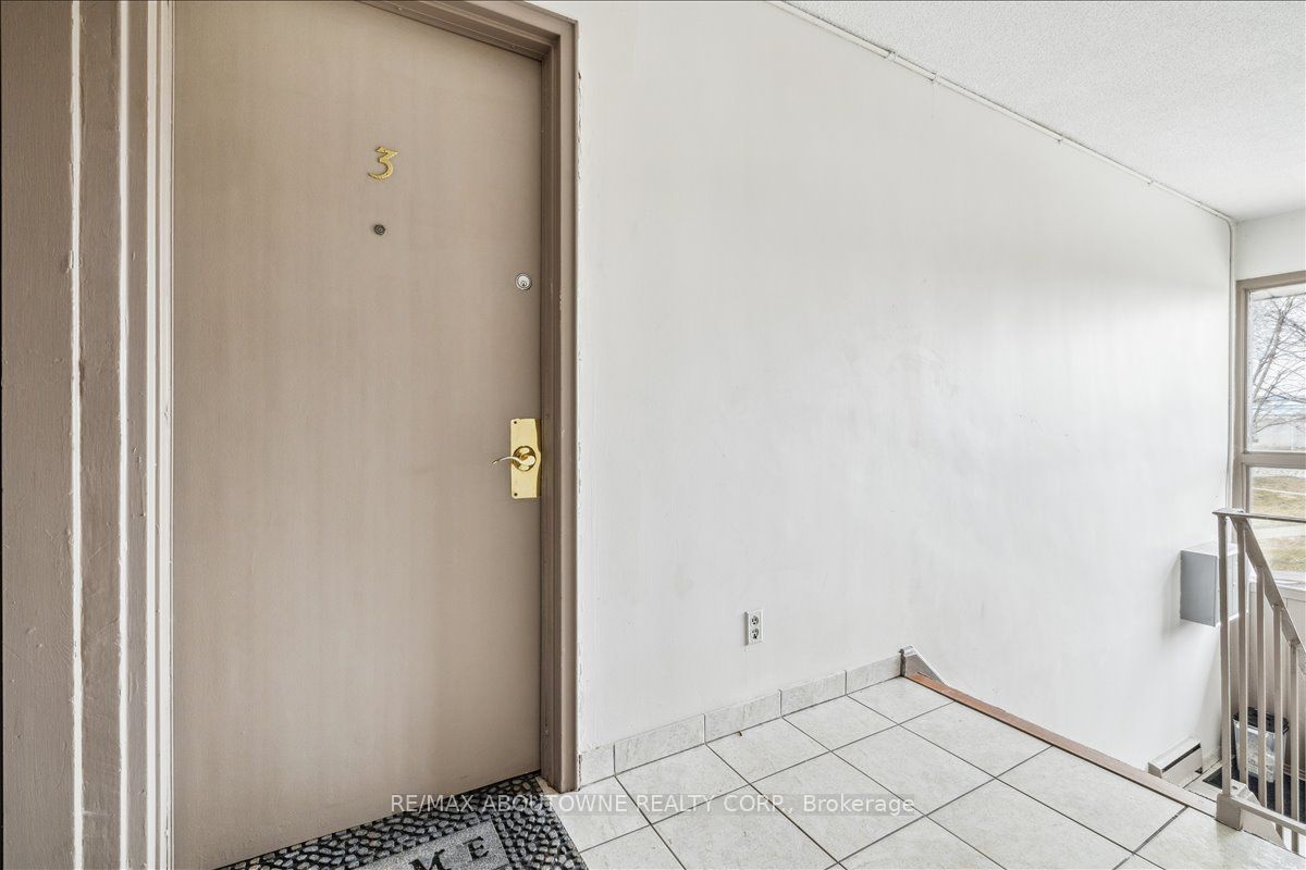 2350 Queensway Drive 3, Burlington, ON L7R 3T3 photo 3