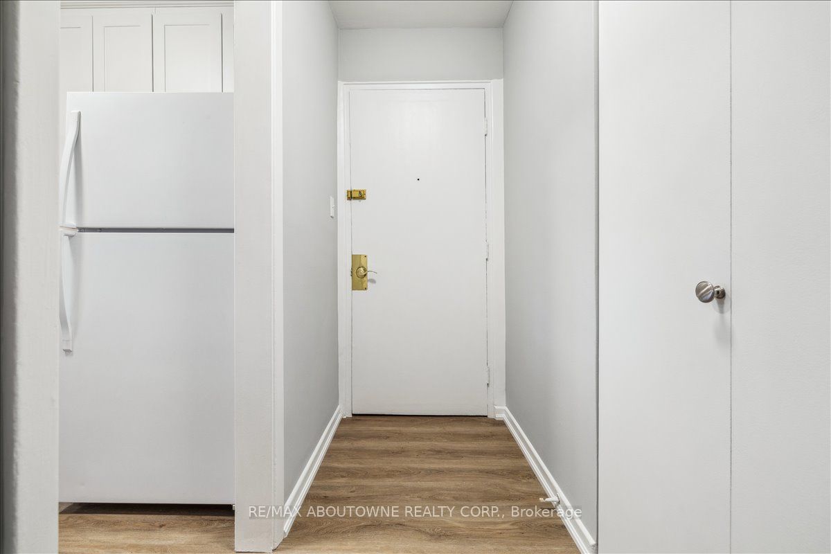 2350 Queensway Drive 3, Burlington, ON L7R 3T3 photo 4