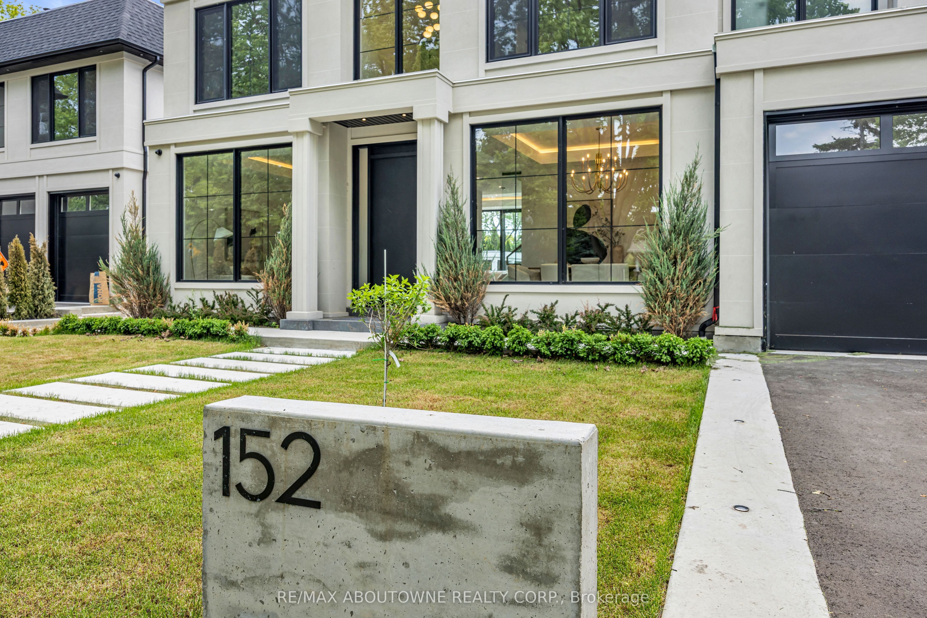 152 Third Line, Oakville, ON L6L 3Z8 photo 3