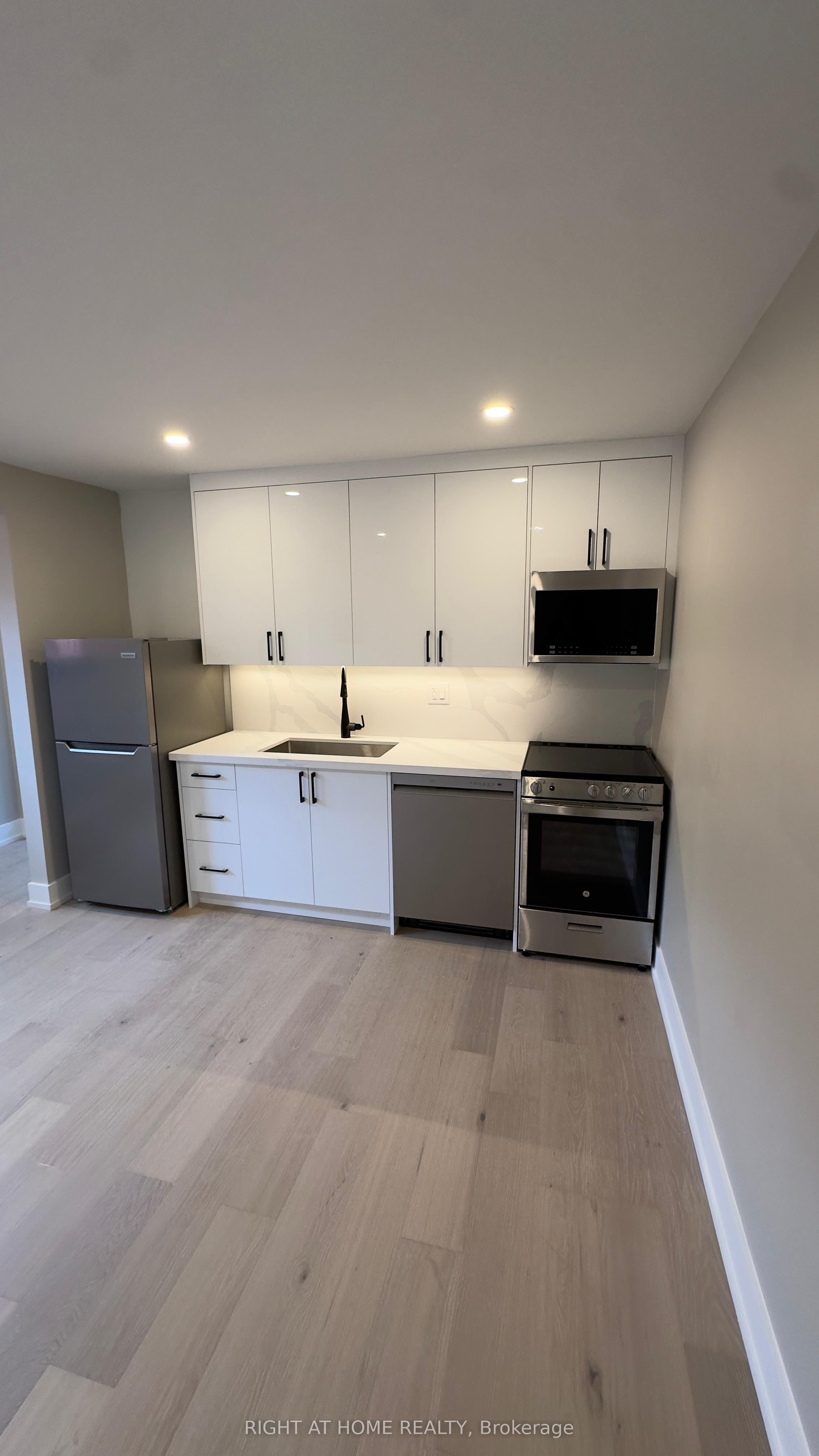 500 Salem Avenue N 202, Toronto, ON M6H 3E1