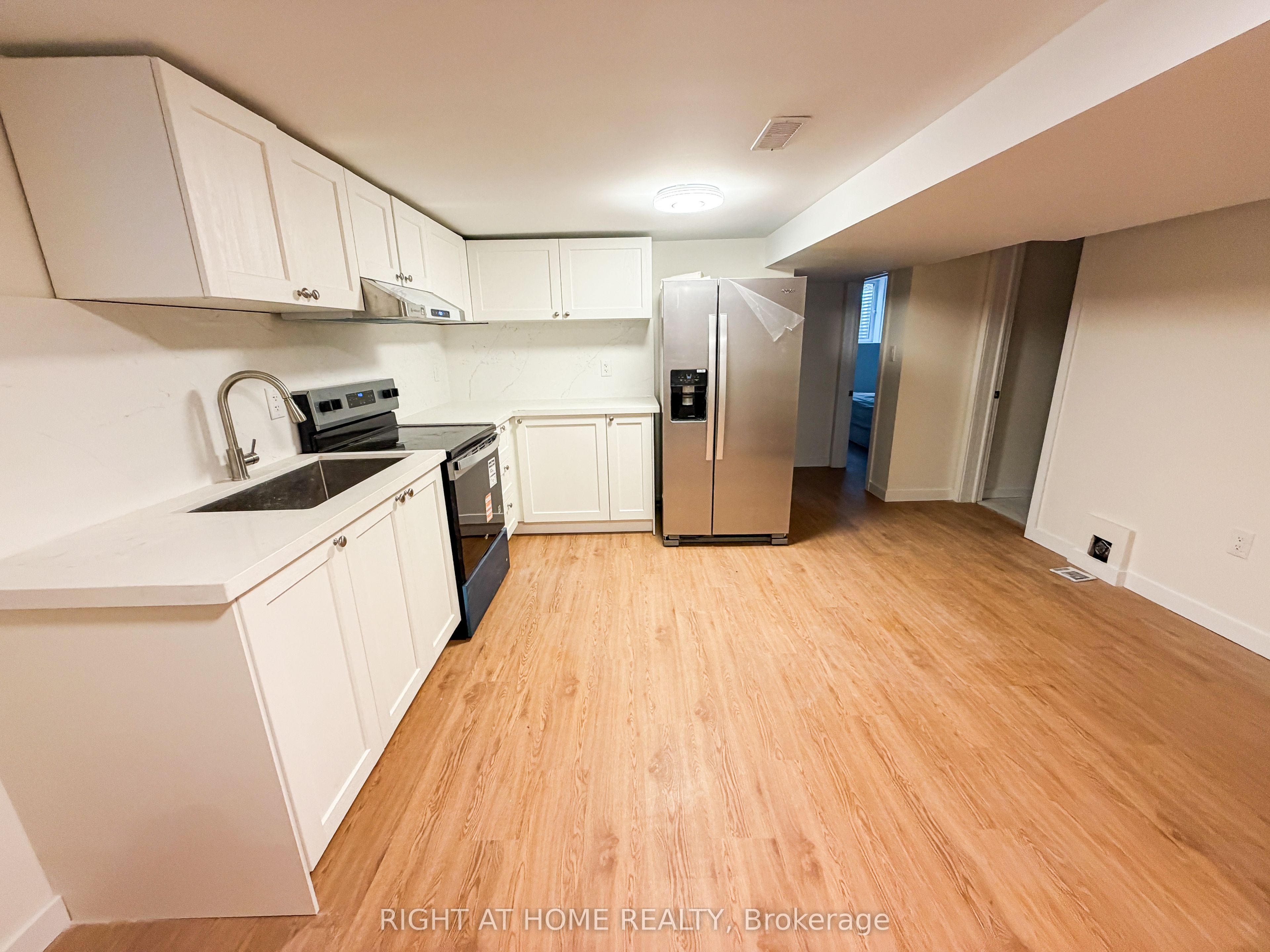 300 South Kingsway Basement, Toronto, ON M6S 3T9 photo 2