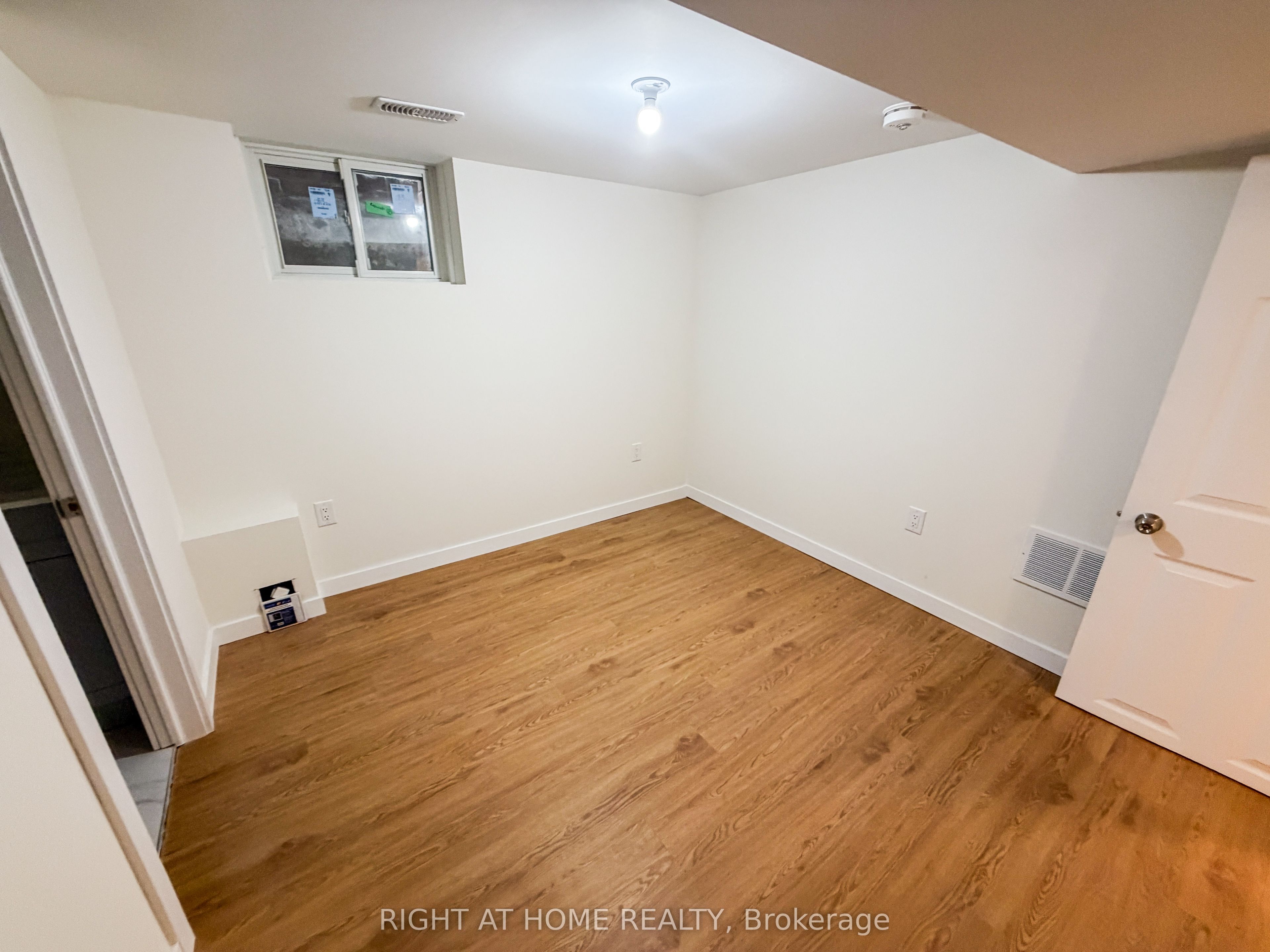 300 South Kingsway Basement, Toronto, ON M6S 3T9 photo 5