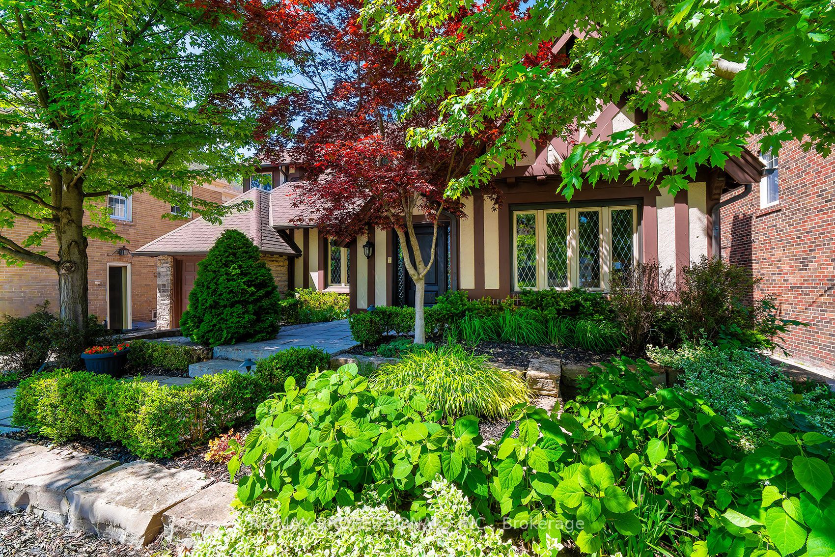 376 Prince Edward Drive N, Toronto, ON M8X 2L7 photo 2