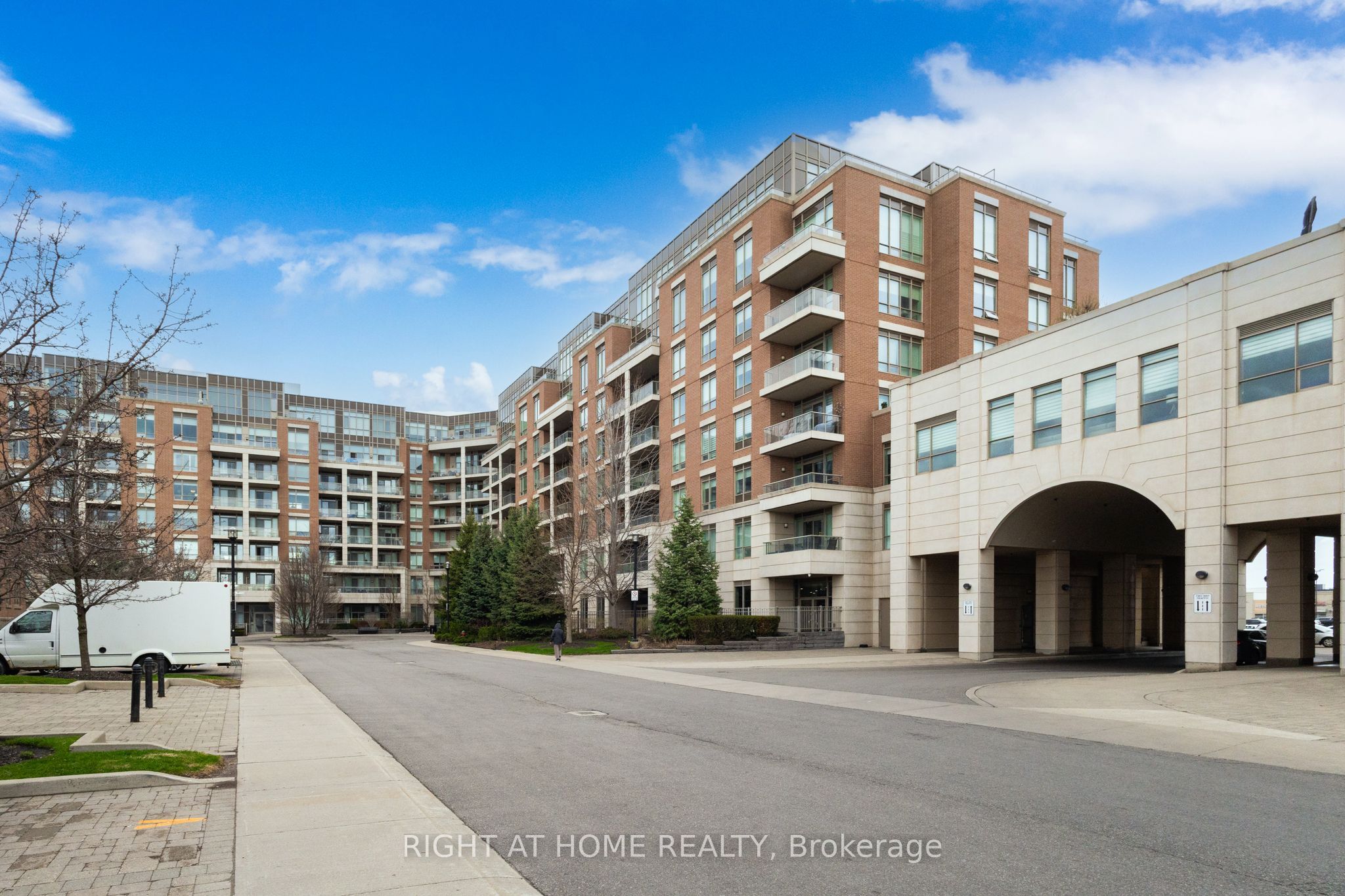 2480 Prince Michael Drive PH08, Oakville, ON L6H 0H1