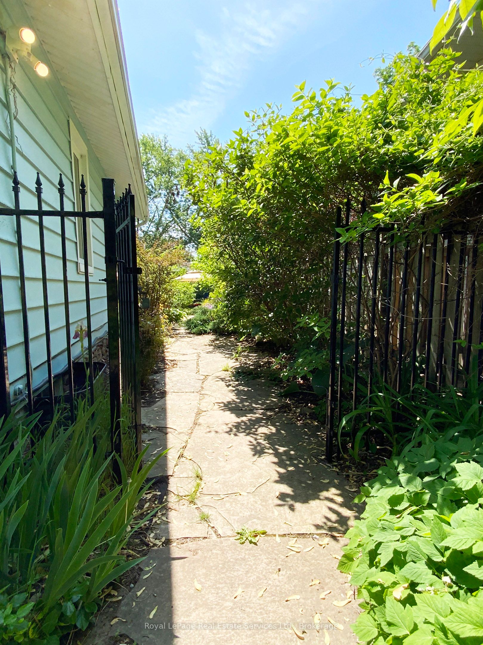 2028 Marine Drive Lower Level, Oakville, ON L6L 1B4 photo 3