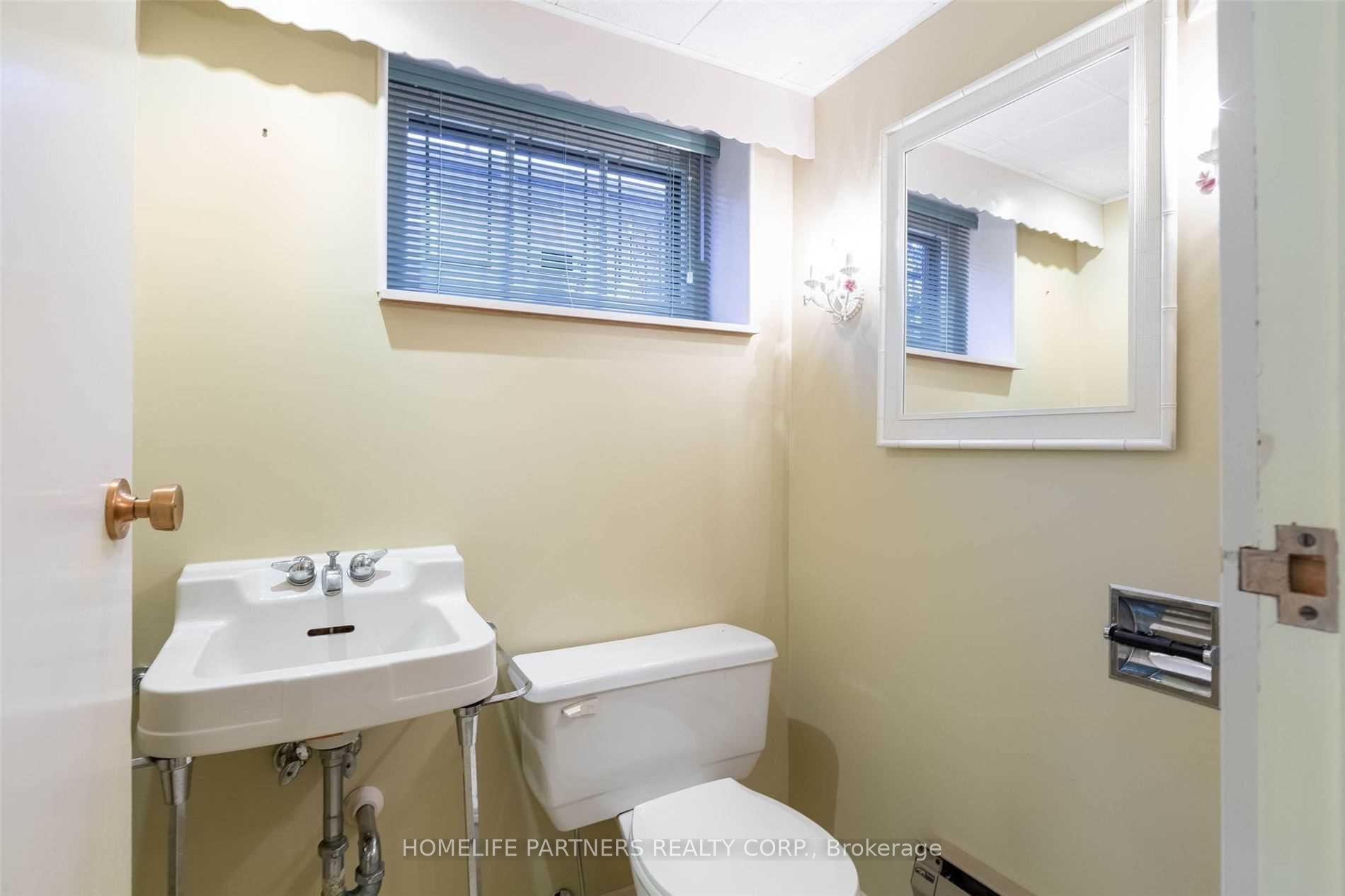 26 Leland Avenue, Toronto, ON M8Z 2X7 photo 4