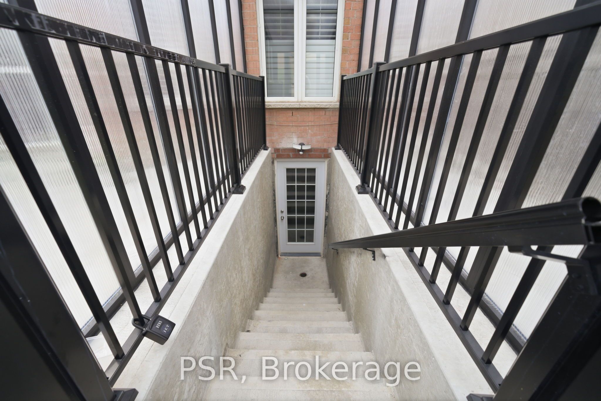 426 Arrowsmith Drive Lower, Mississauga, ON L5W 1V2 photo 3