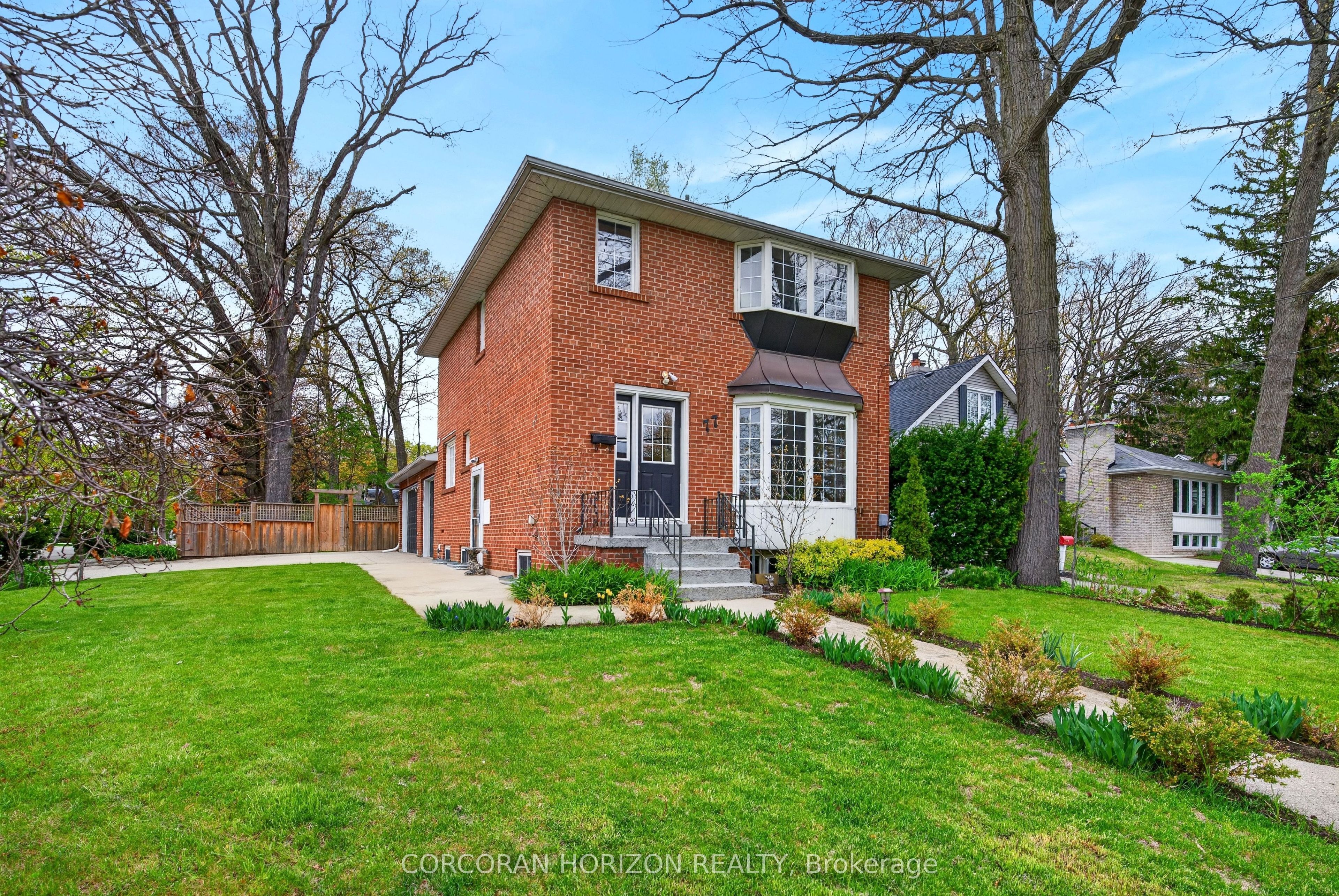 77 Mineola Road E, Mississauga, ON L5G 2E6 photo 3