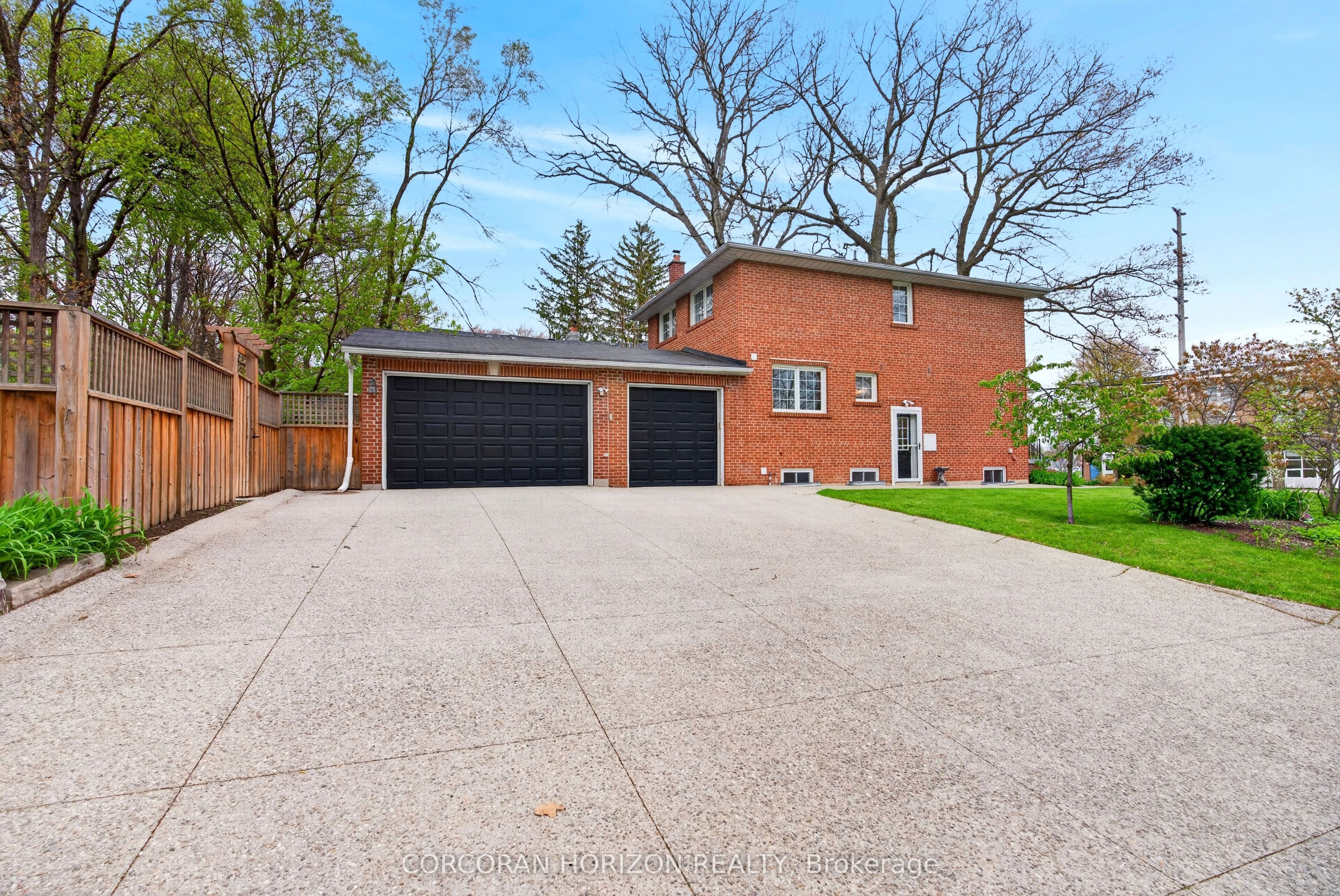 77 Mineola Road E, Mississauga, ON L5G 2E6 photo 4