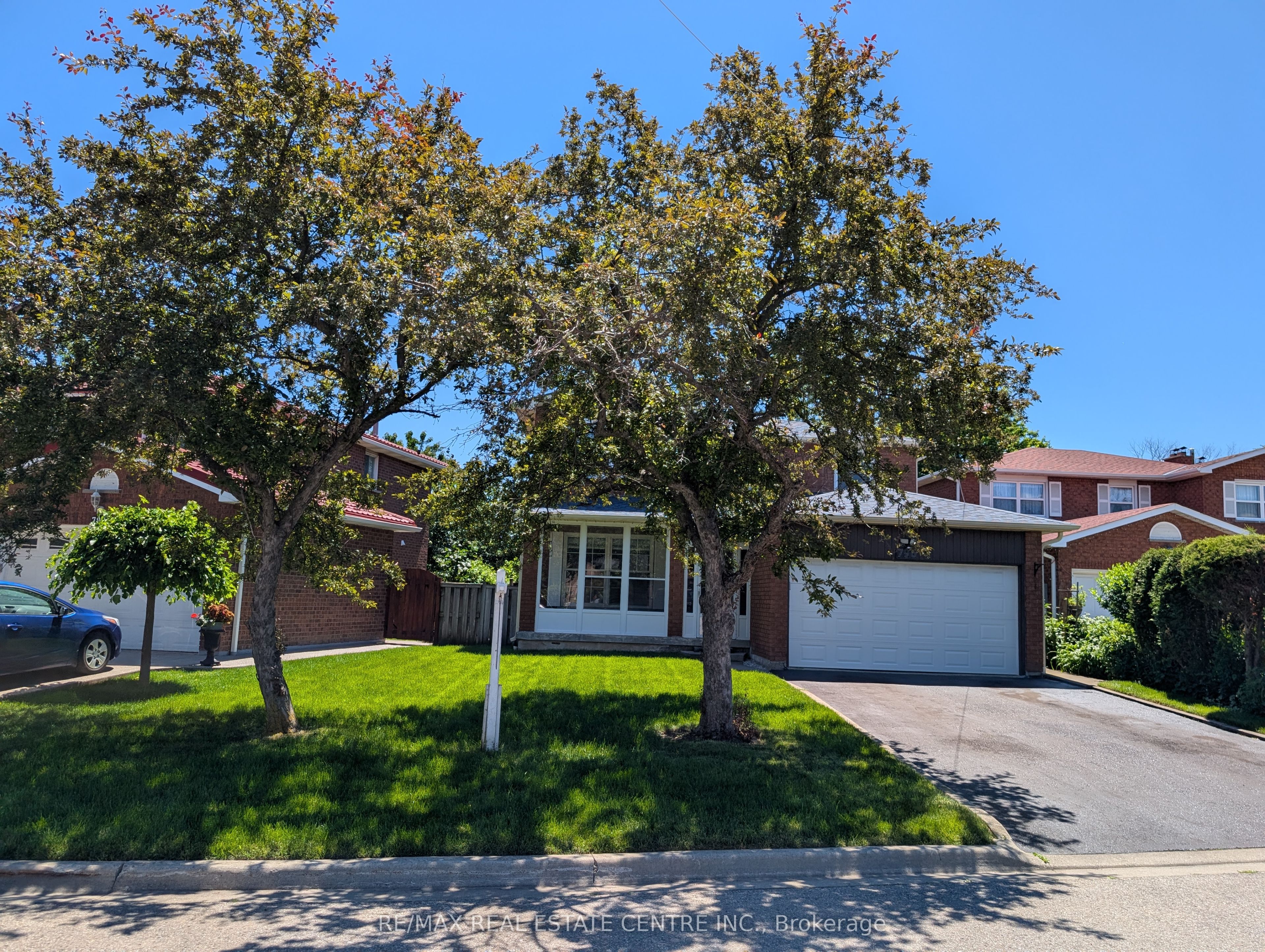 796 Buckingham Court, Mississauga, ON L5C 4M3
