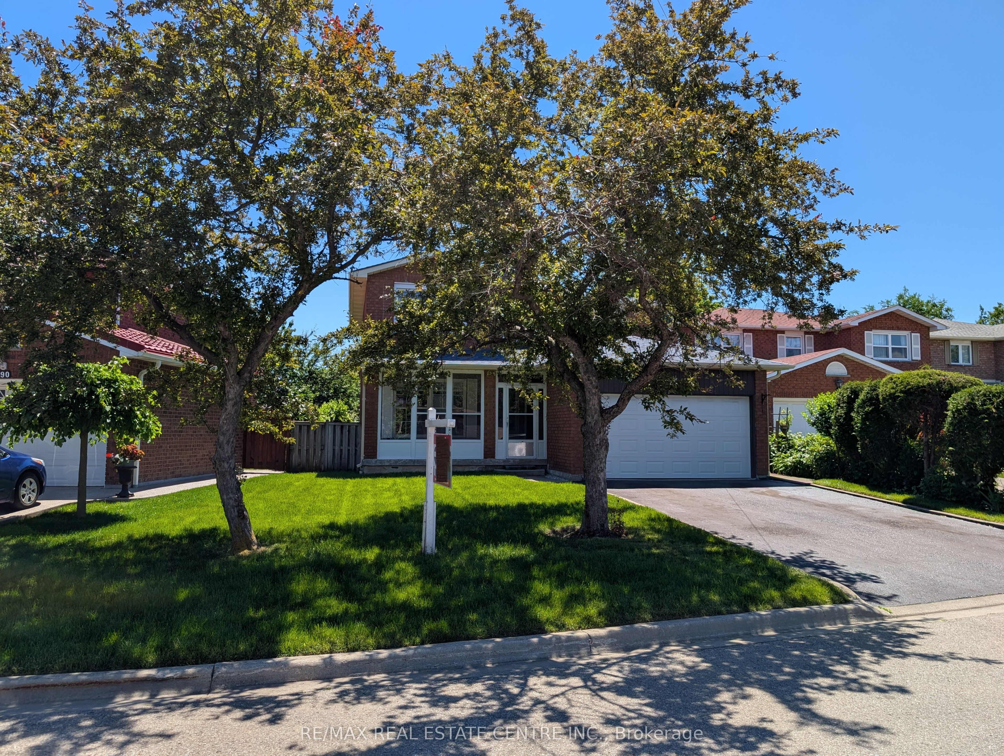 796 Buckingham Court, Mississauga, ON L5C 4M3 photo 2