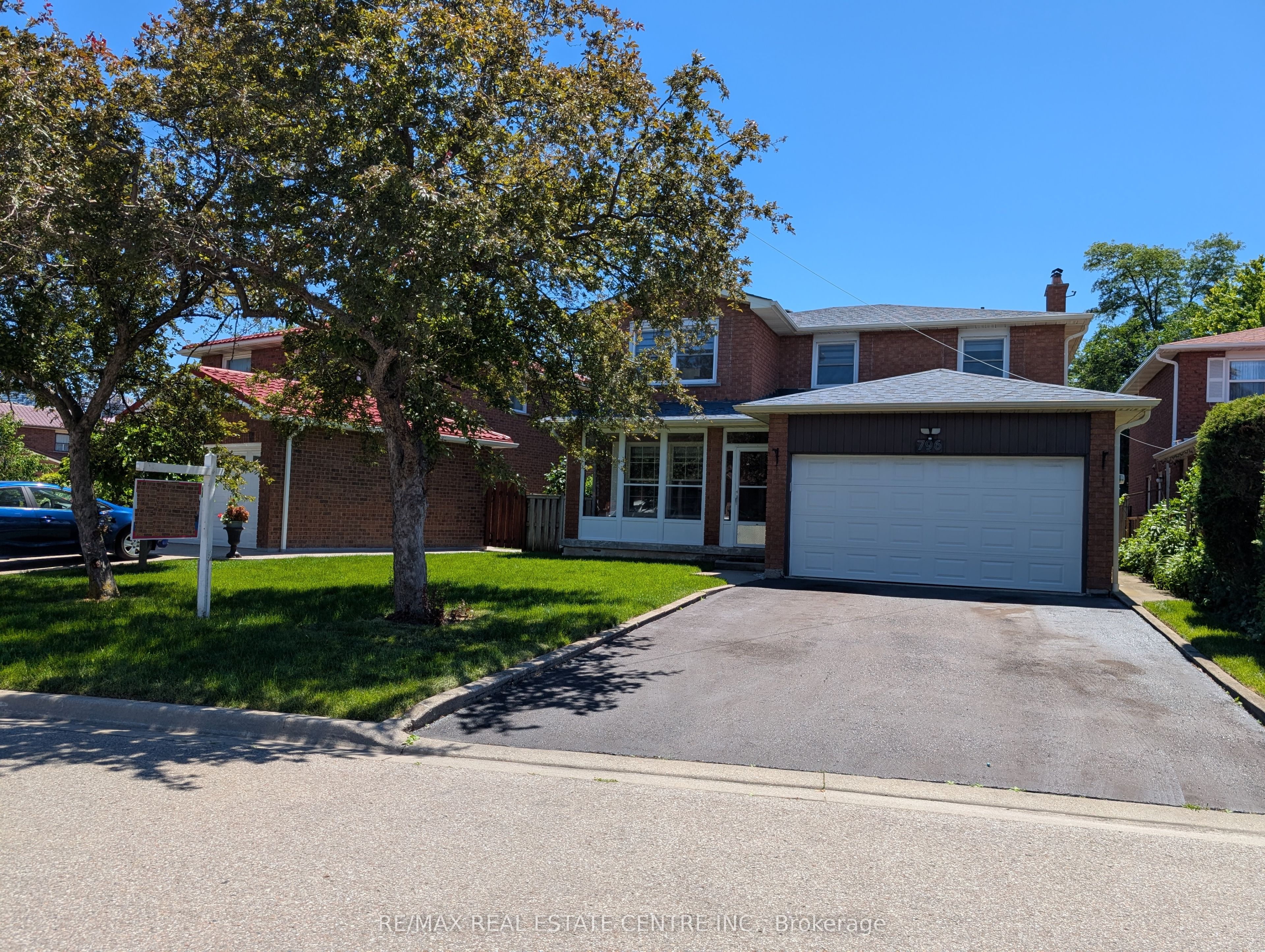 796 Buckingham Court, Mississauga, ON L5C 4M3 photo 3