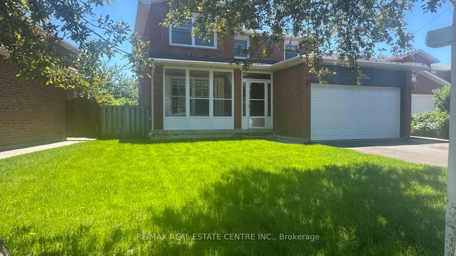 796 Buckingham Court, Mississauga, ON L5C 4M3 photo 4