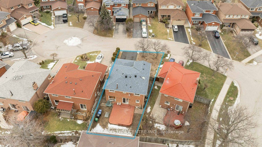 796 Buckingham Court, Mississauga, ON L5C 4M3 photo 5
