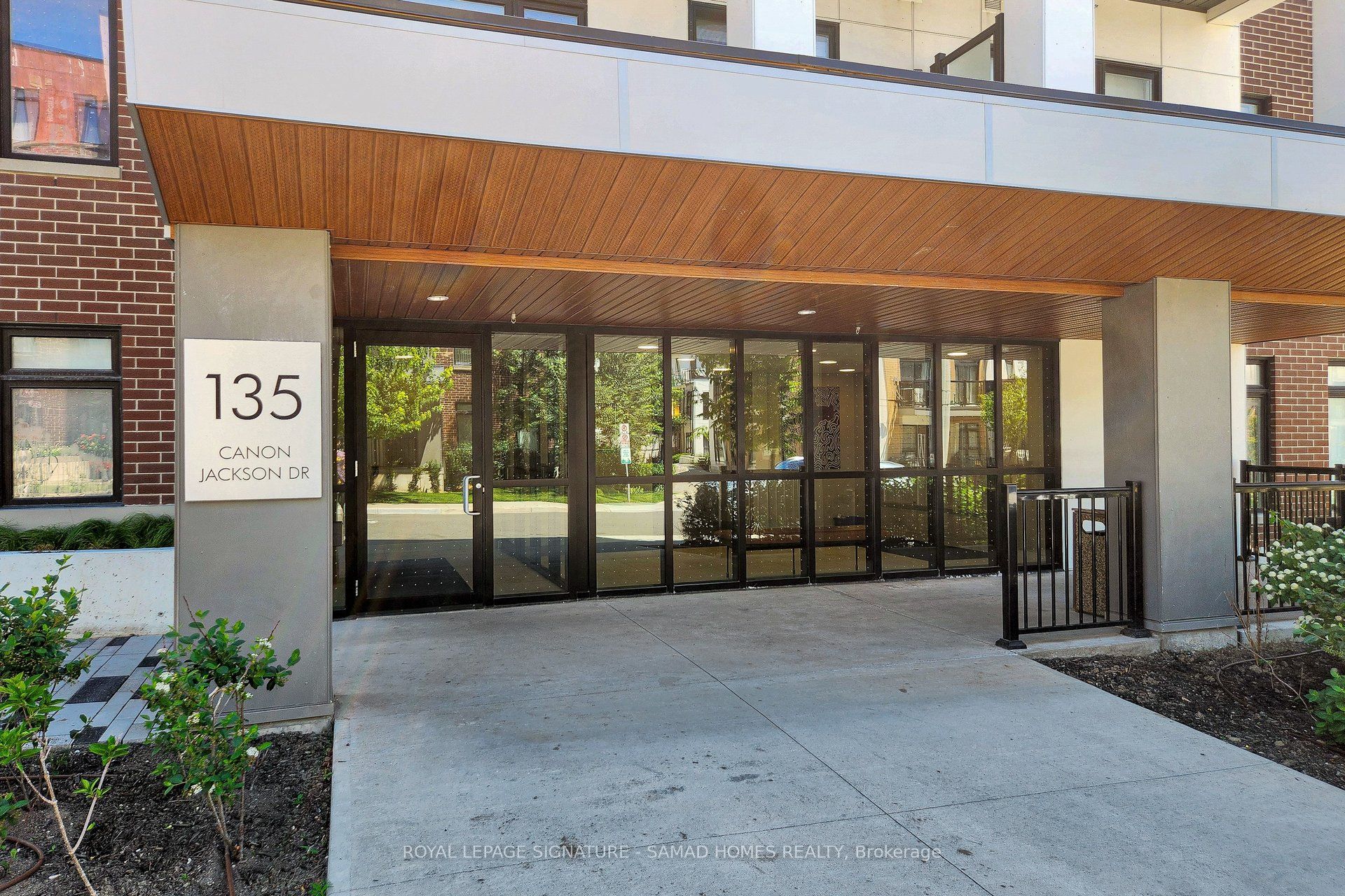 135 Canon Jackson Drive 407, Toronto, ON M6M 0C3 photo 2