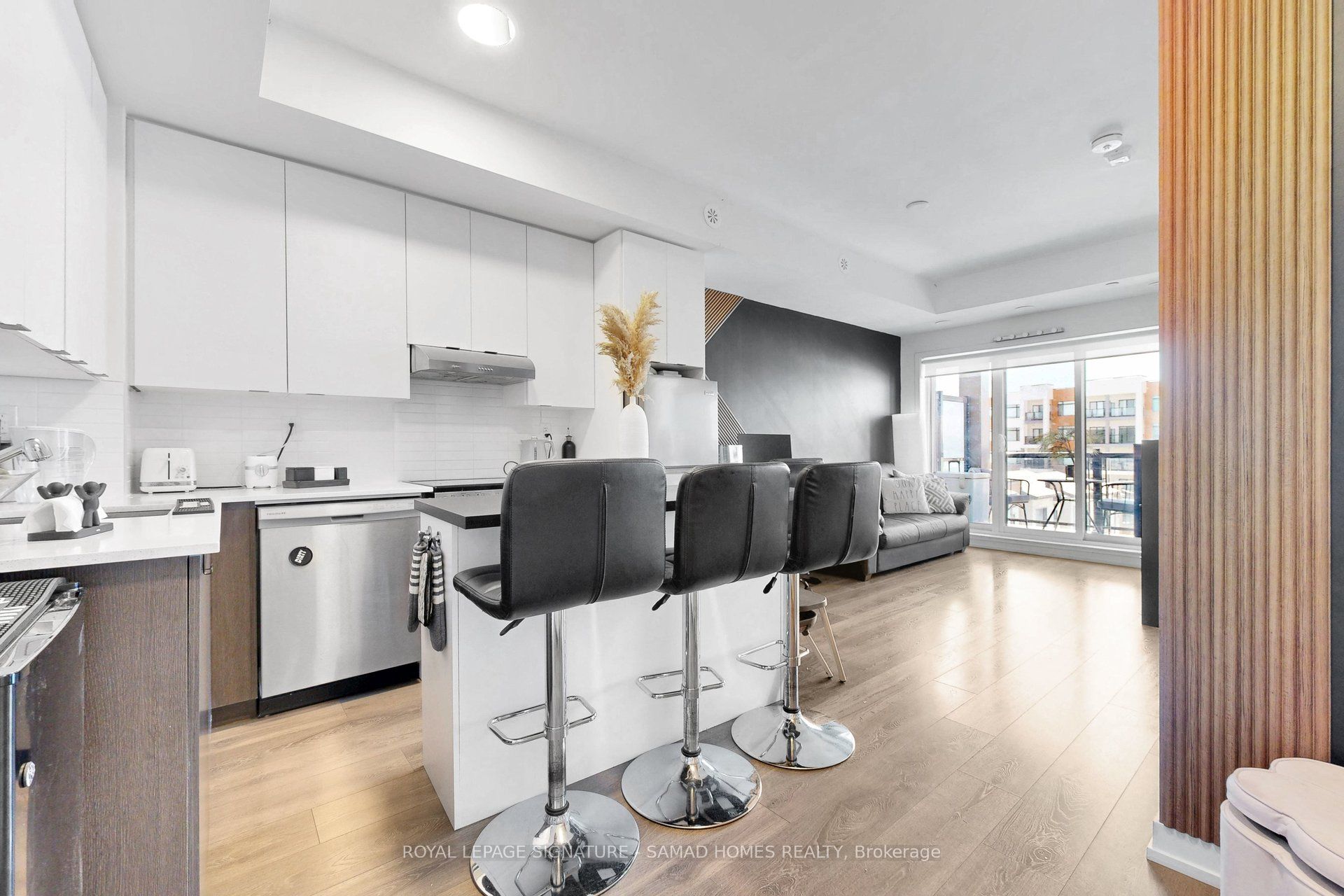 135 Canon Jackson Drive 407, Toronto, ON M6M 0C3 photo 4