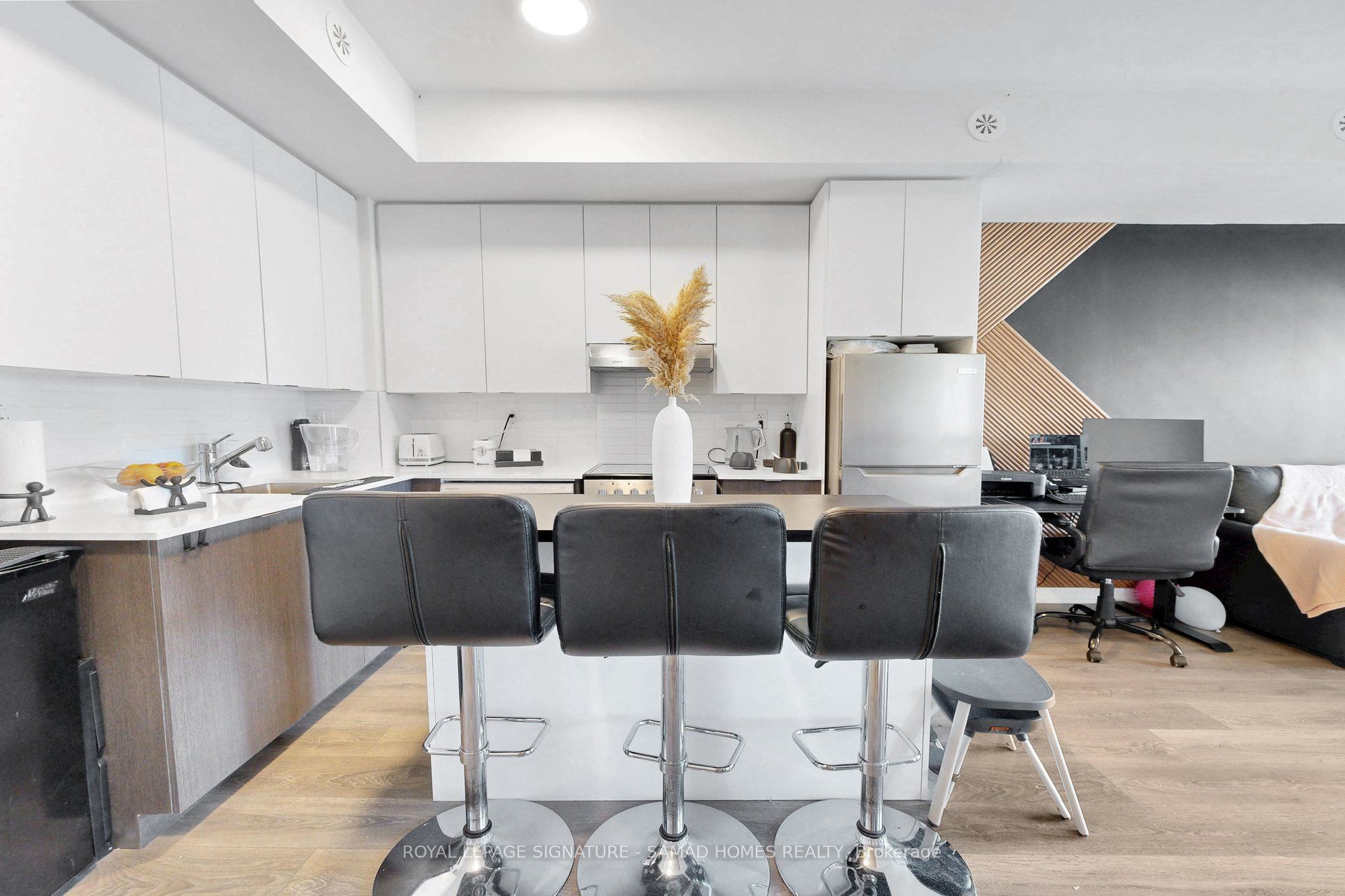 135 Canon Jackson Drive 407, Toronto, ON M6M 0C3 photo 5