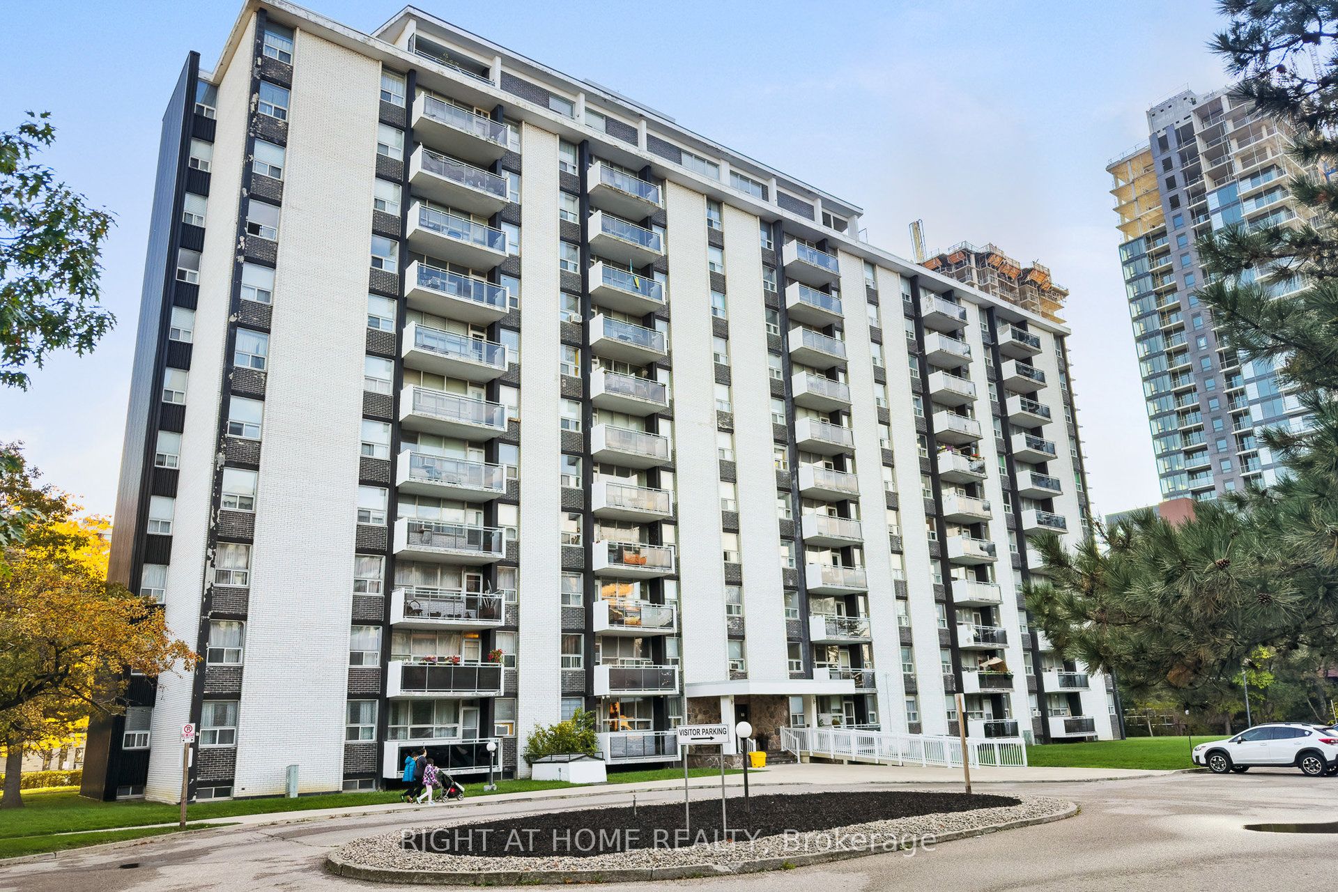 151 LaRose Avenue E 907, Toronto, ON M9P 1B3