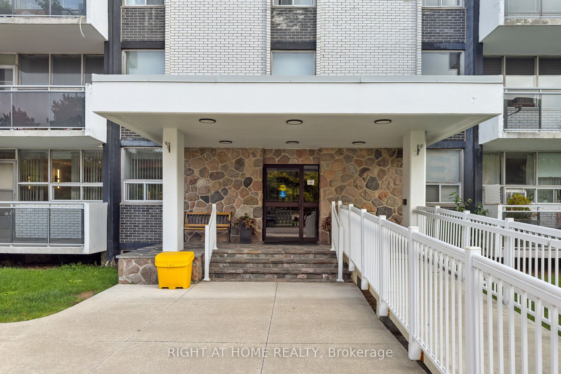 151 LaRose Avenue E 907, Toronto, ON M9P 1B3 photo 2