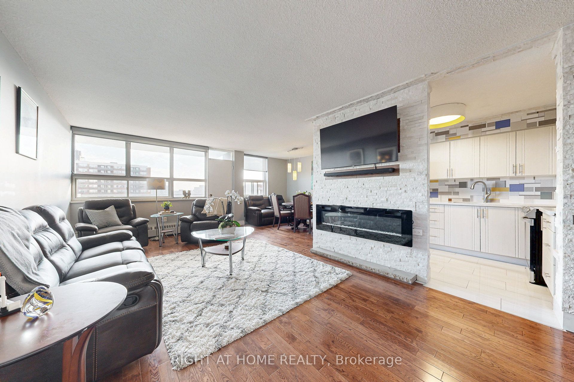 151 LaRose Avenue E 907, Toronto, ON M9P 1B3 photo 5
