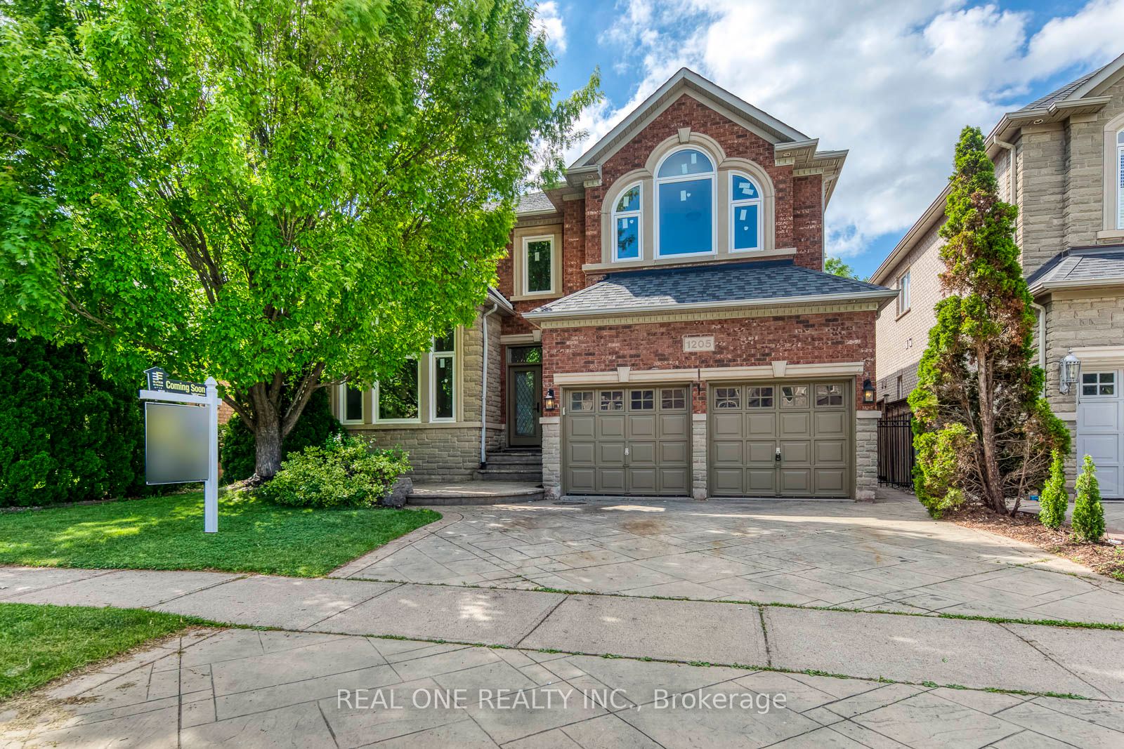 1205 Lindenrock Drive, Oakville, ON L6H 6T5 photo 2