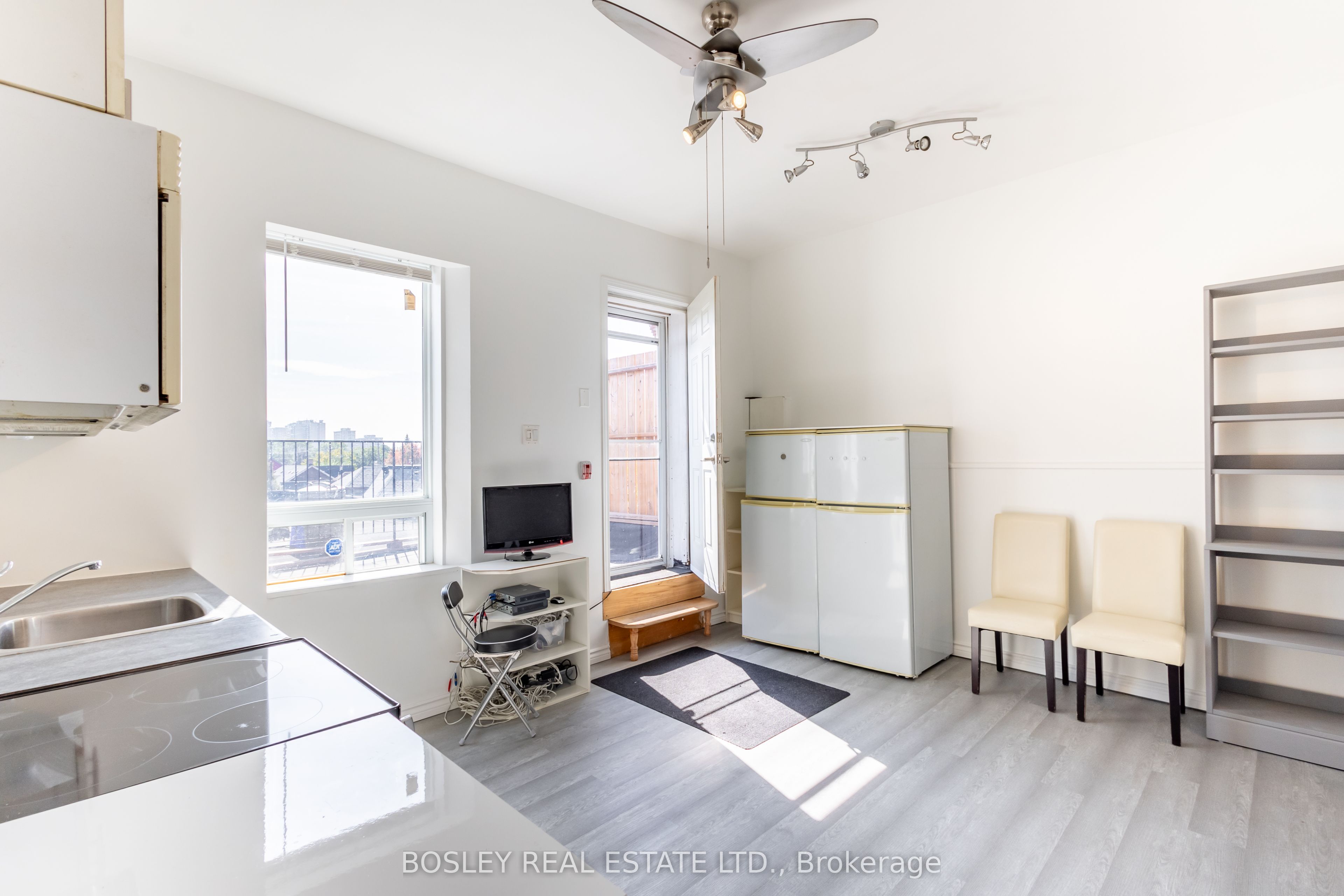 2963 Dundas Street W, Toronto, ON M6P 1Z2 photo 4