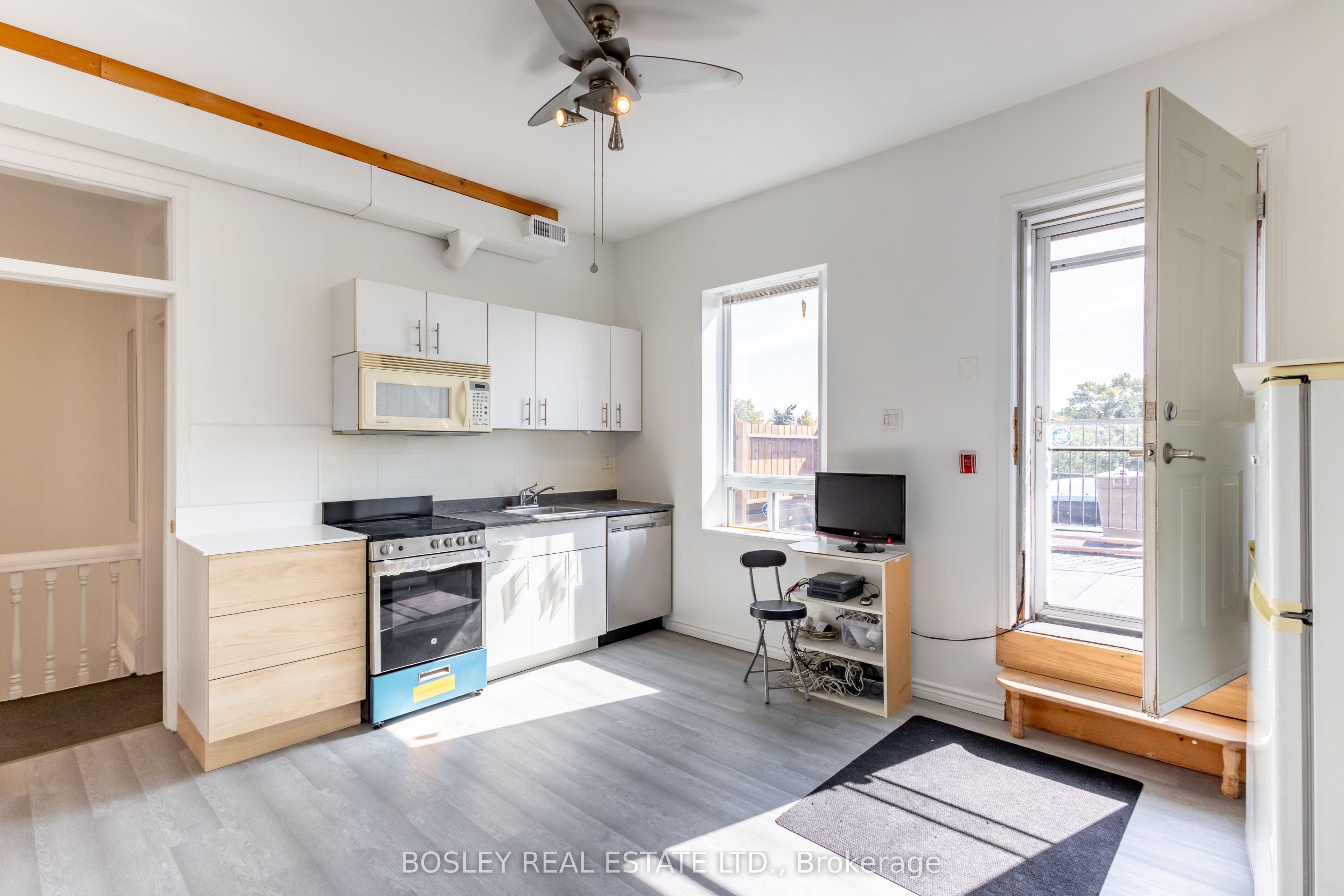 2963 Dundas Street W, Toronto, ON M6P 1Z2 photo 5