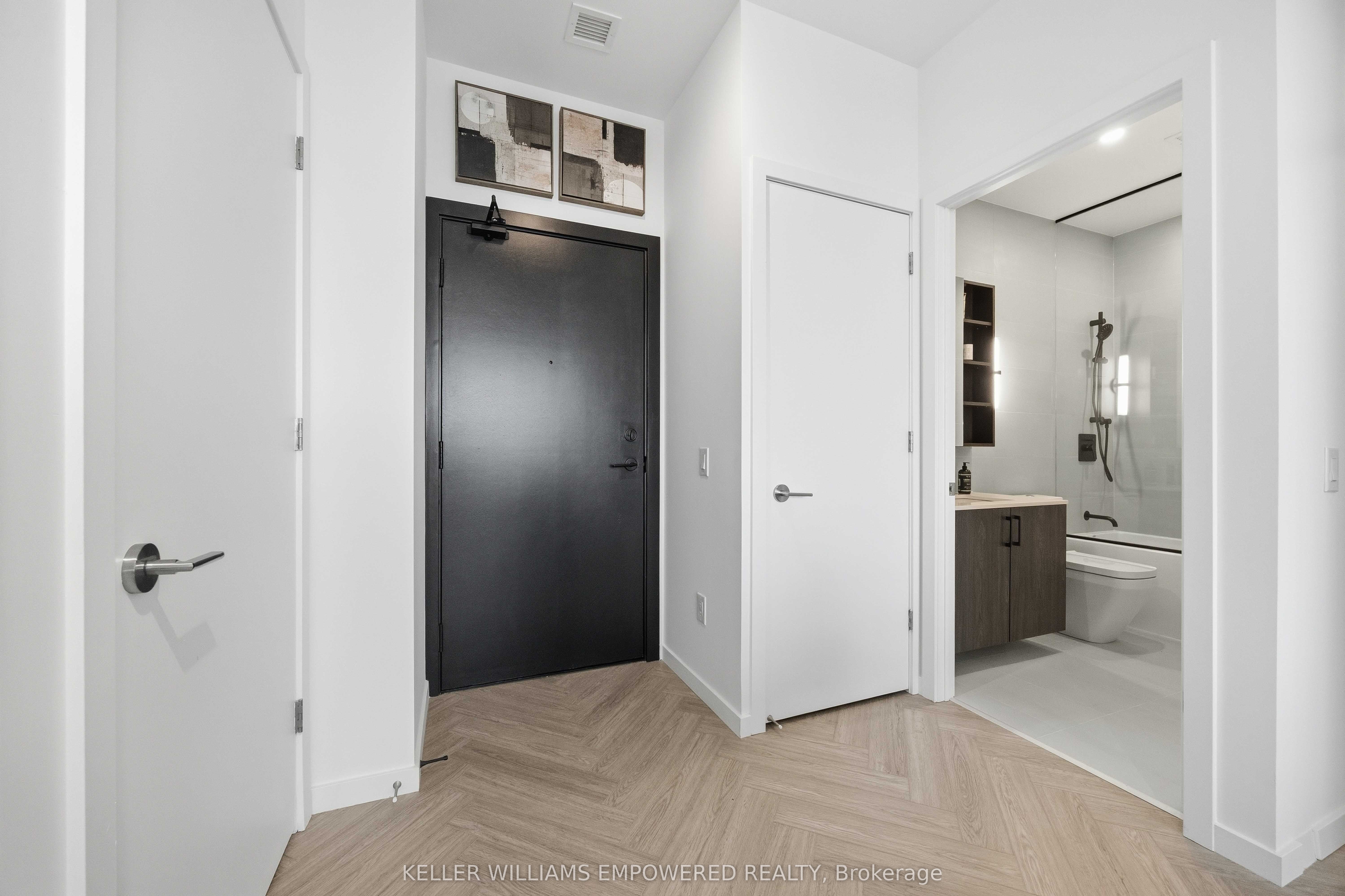 689 The Queensway Street 818, Toronto, ON M8Y 1L1 photo 2