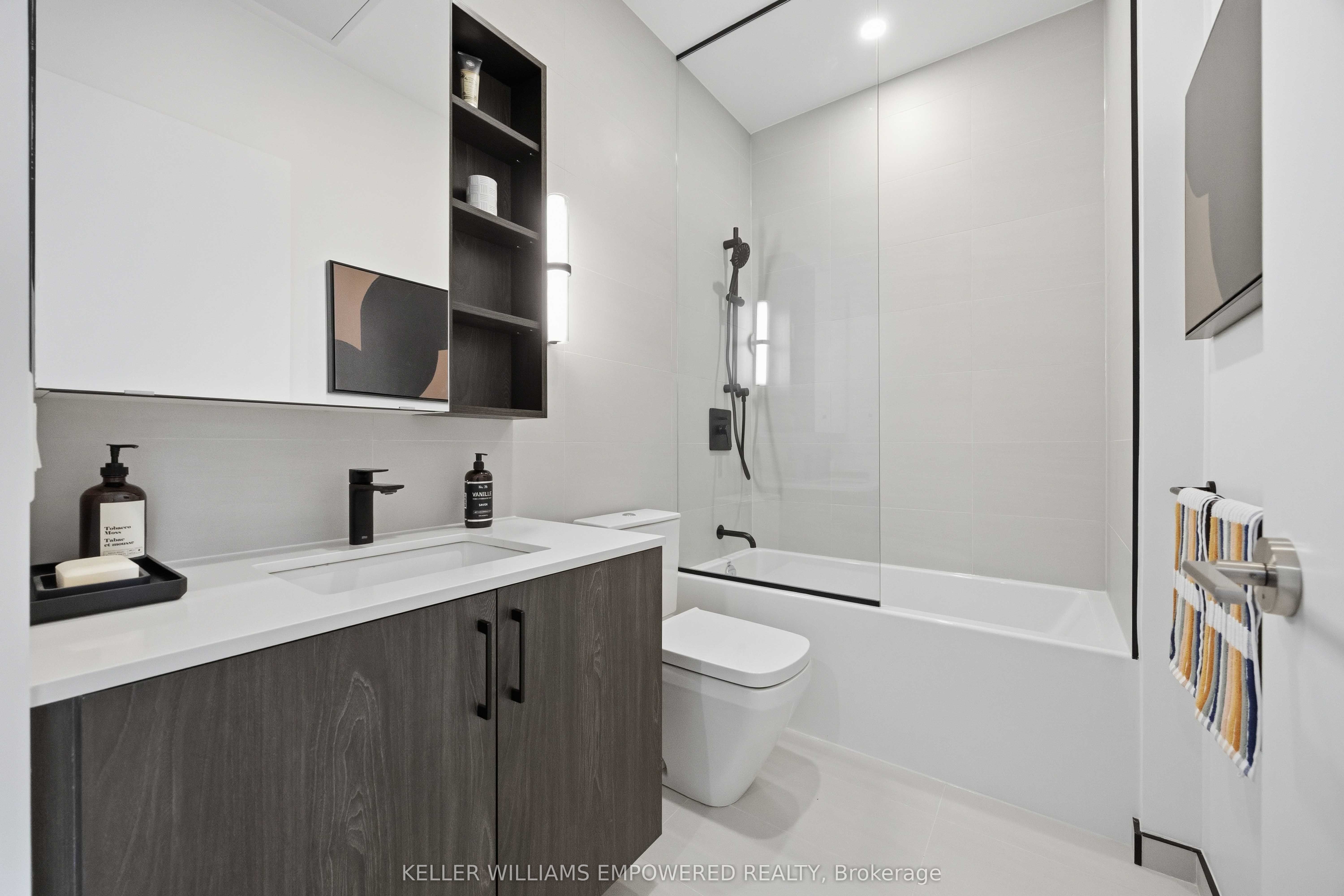 689 The Queensway Street 818, Toronto, ON M8Y 1L1 photo 5