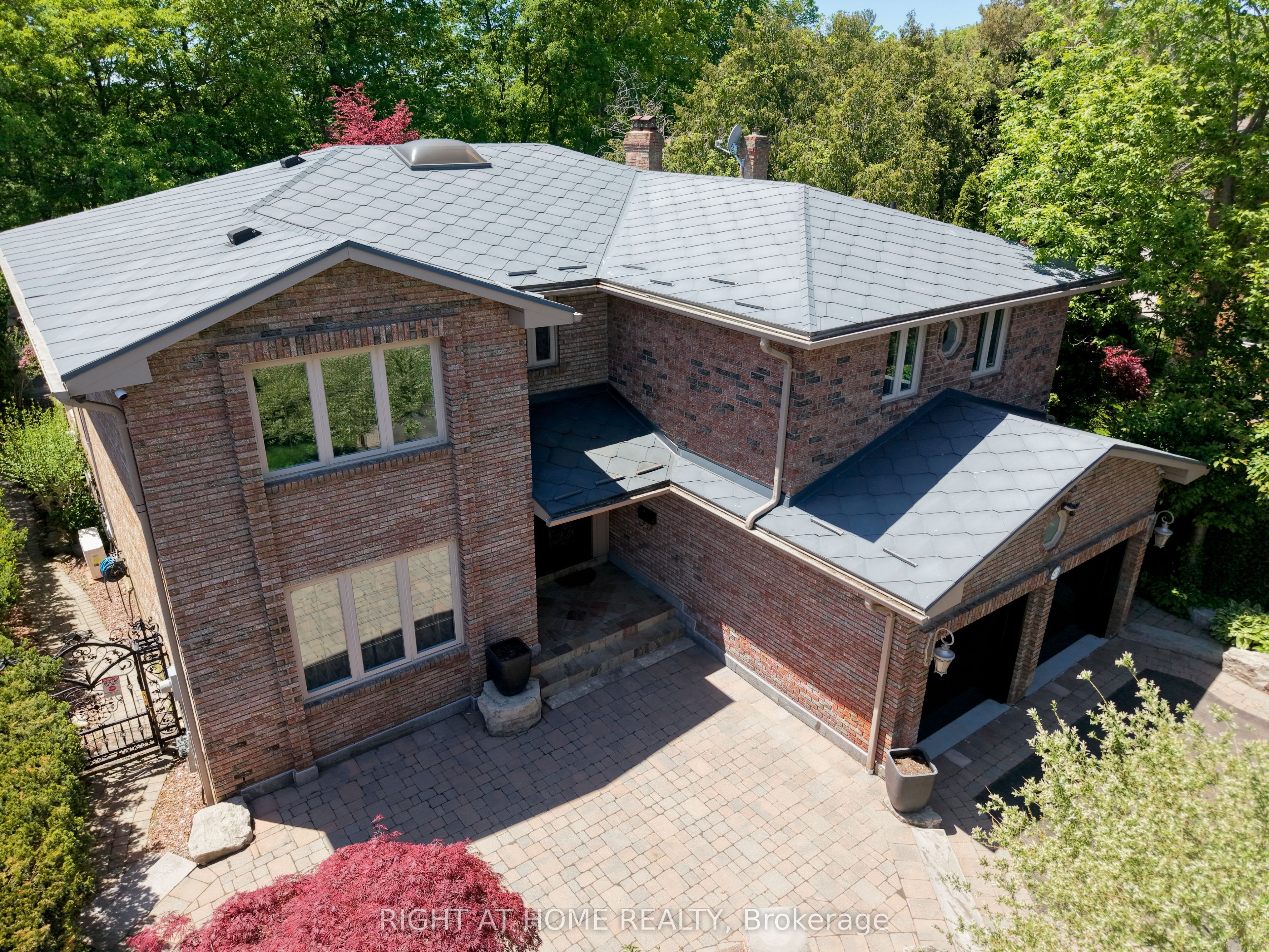 2428 Old Carriage Road, Mississauga, ON L5C 3G4 photo 2