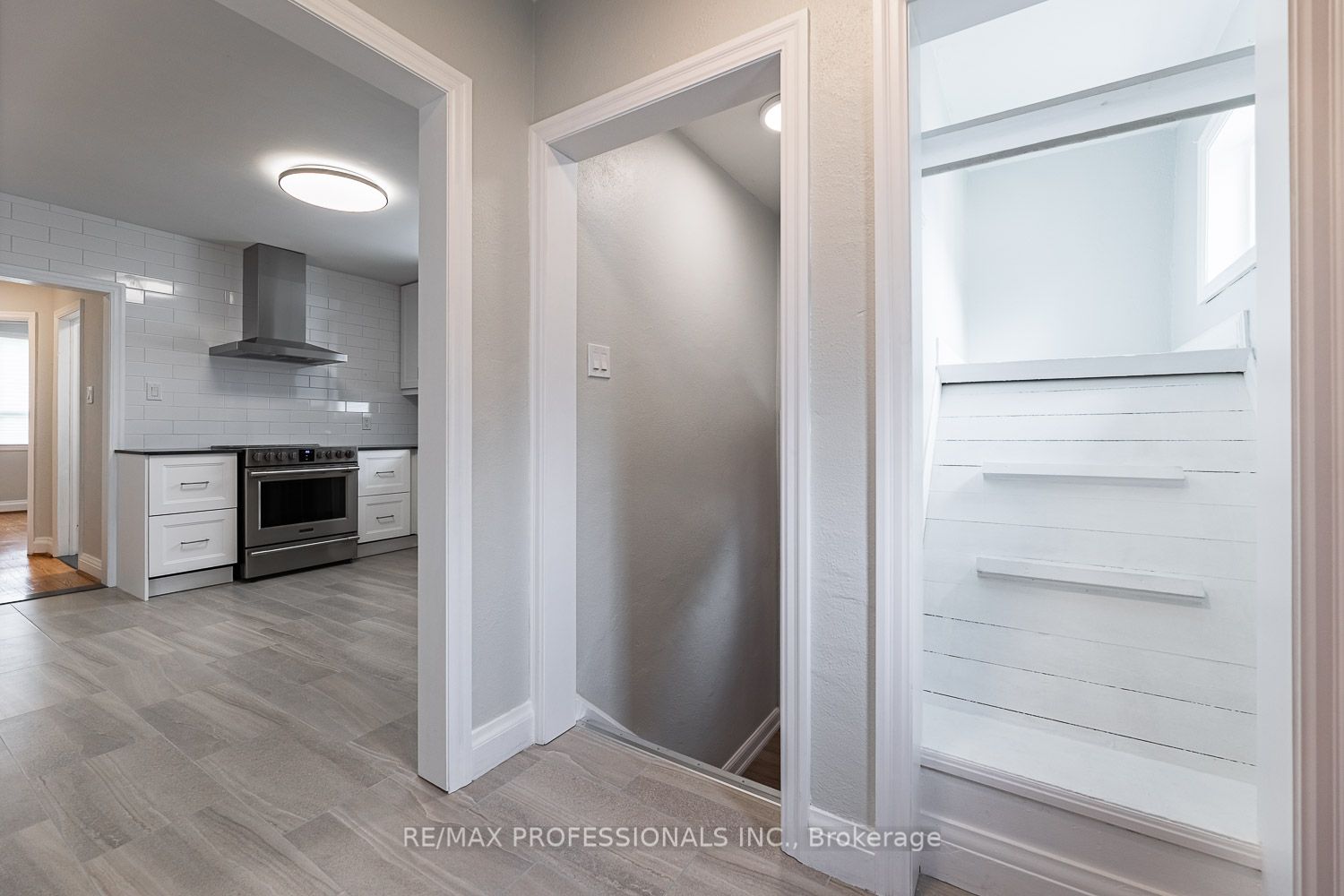11 Stock Avenue, Toronto, ON M8Z 5C3 photo 3