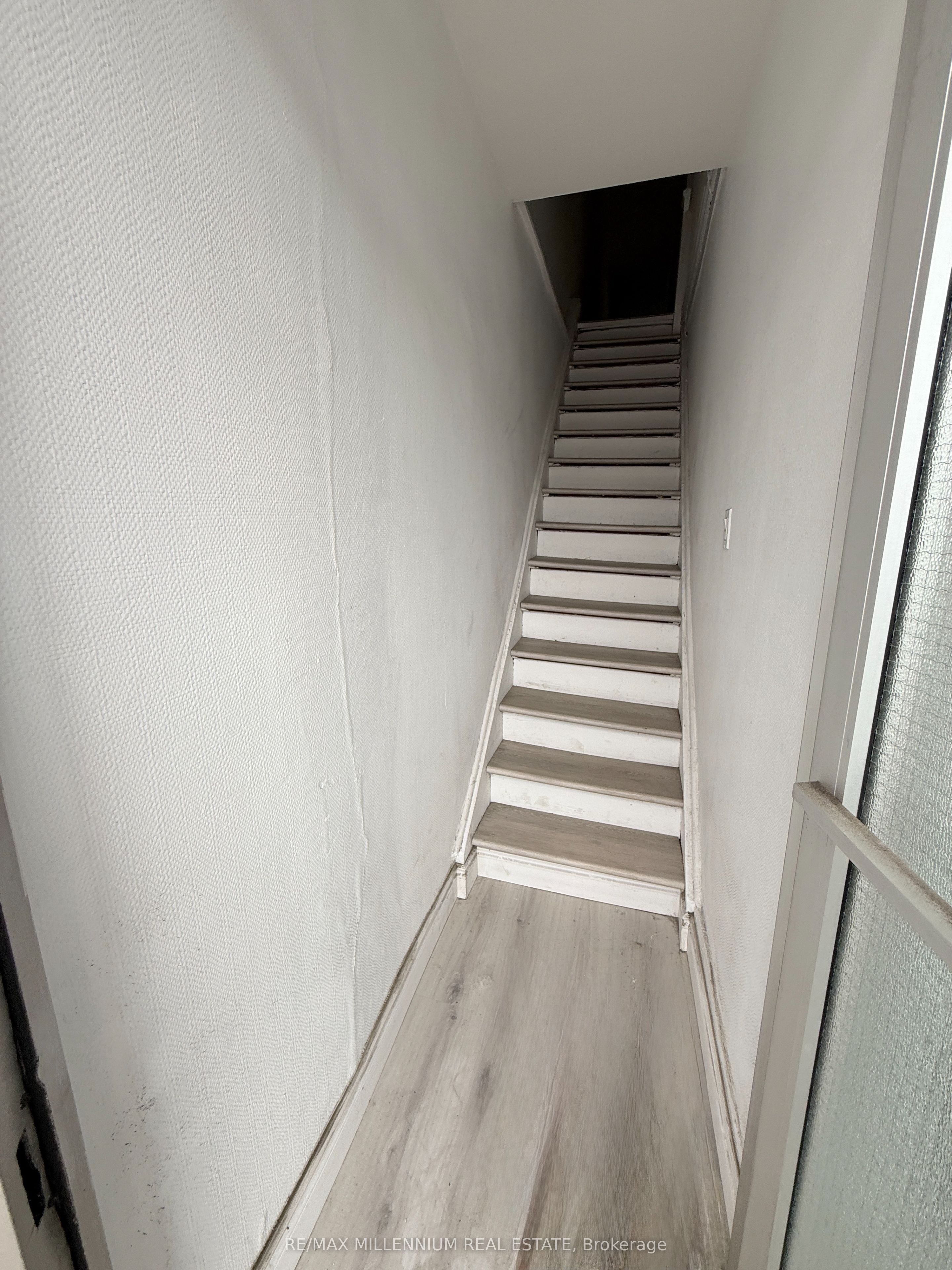 520 Rogers Road Upper Level, Toronto, ON M6M 1B3 photo 5