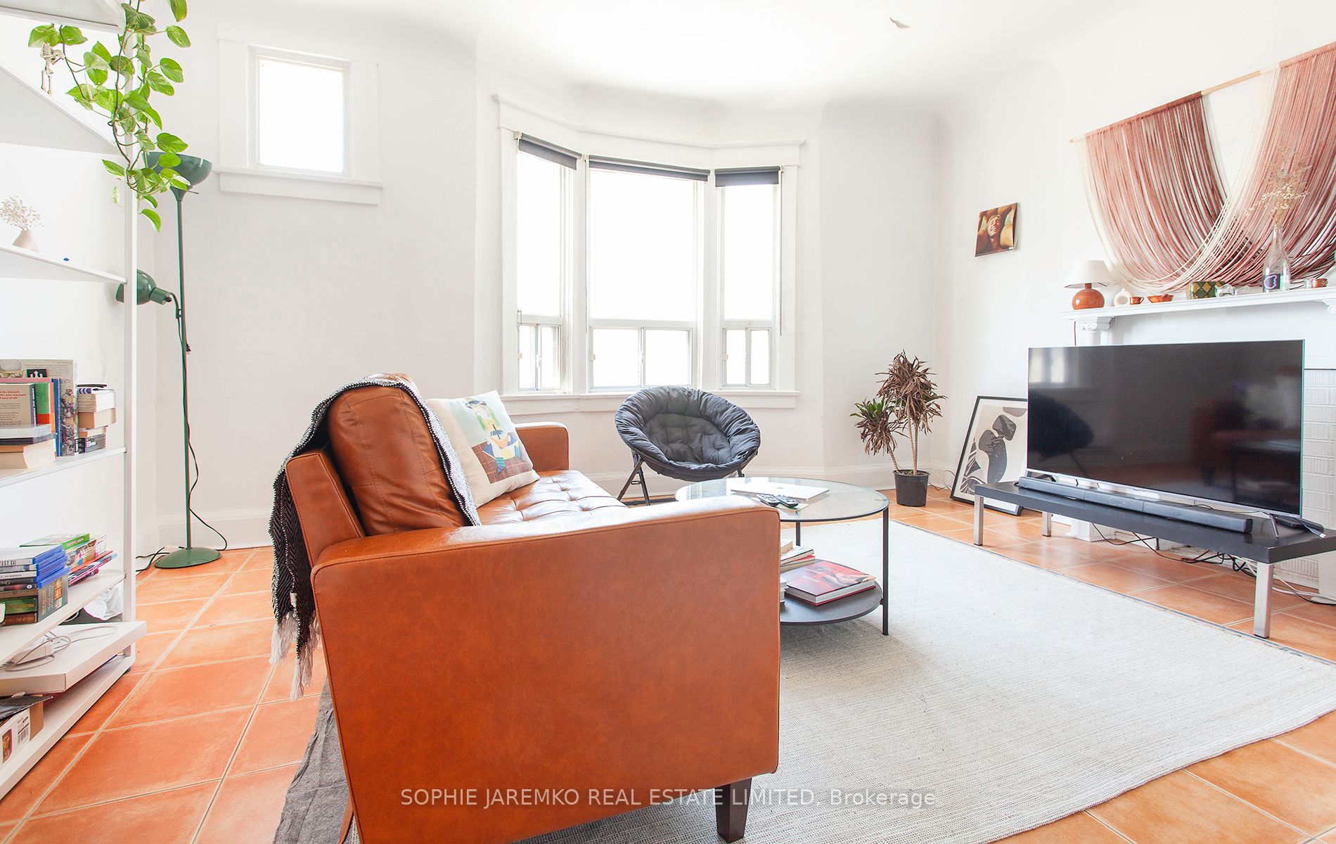 2102A Dundas Street W, Toronto, ON M6R 1W9 photo 4