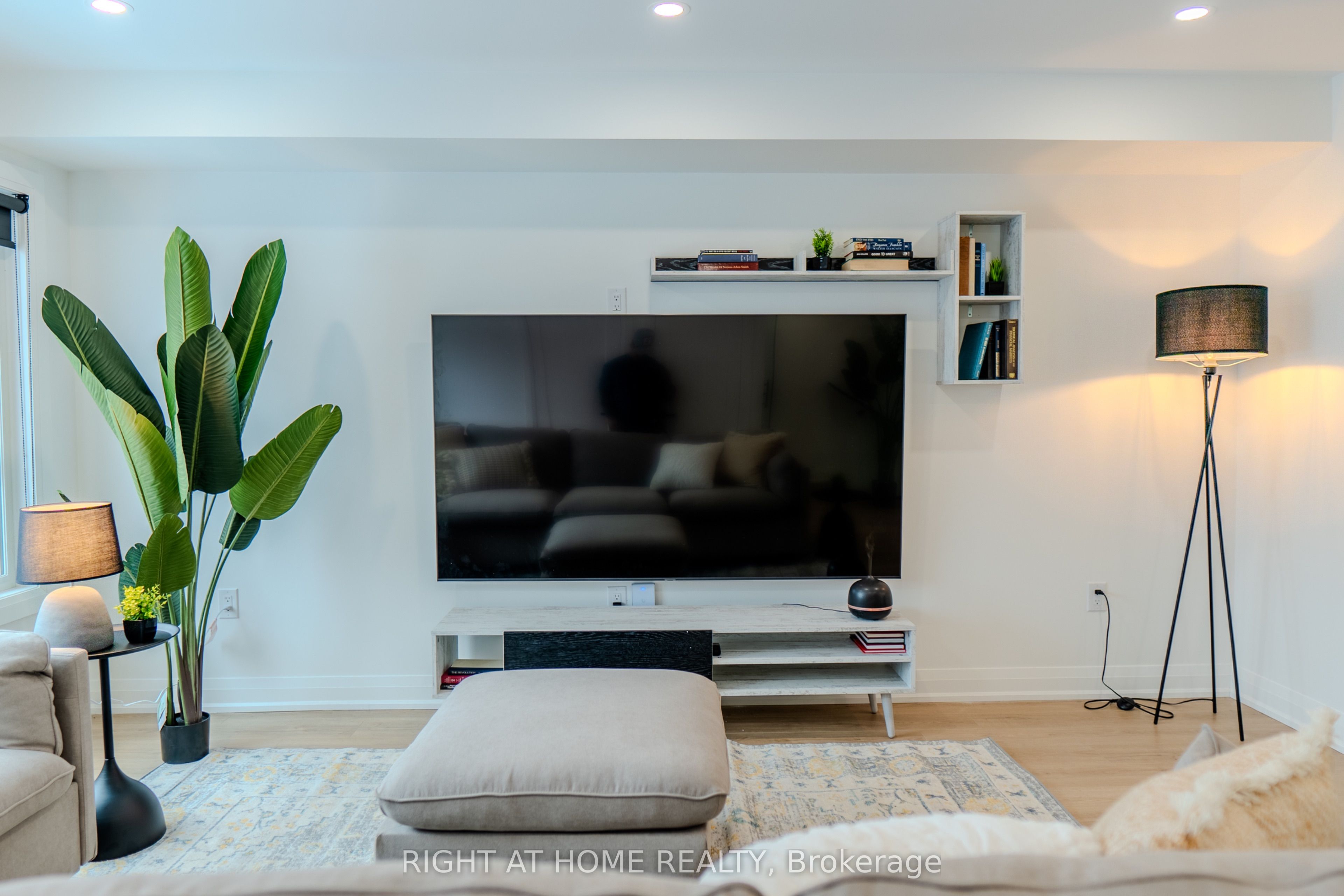 16 Habibi Lane, Toronto, ON M6E 1N1 photo 2