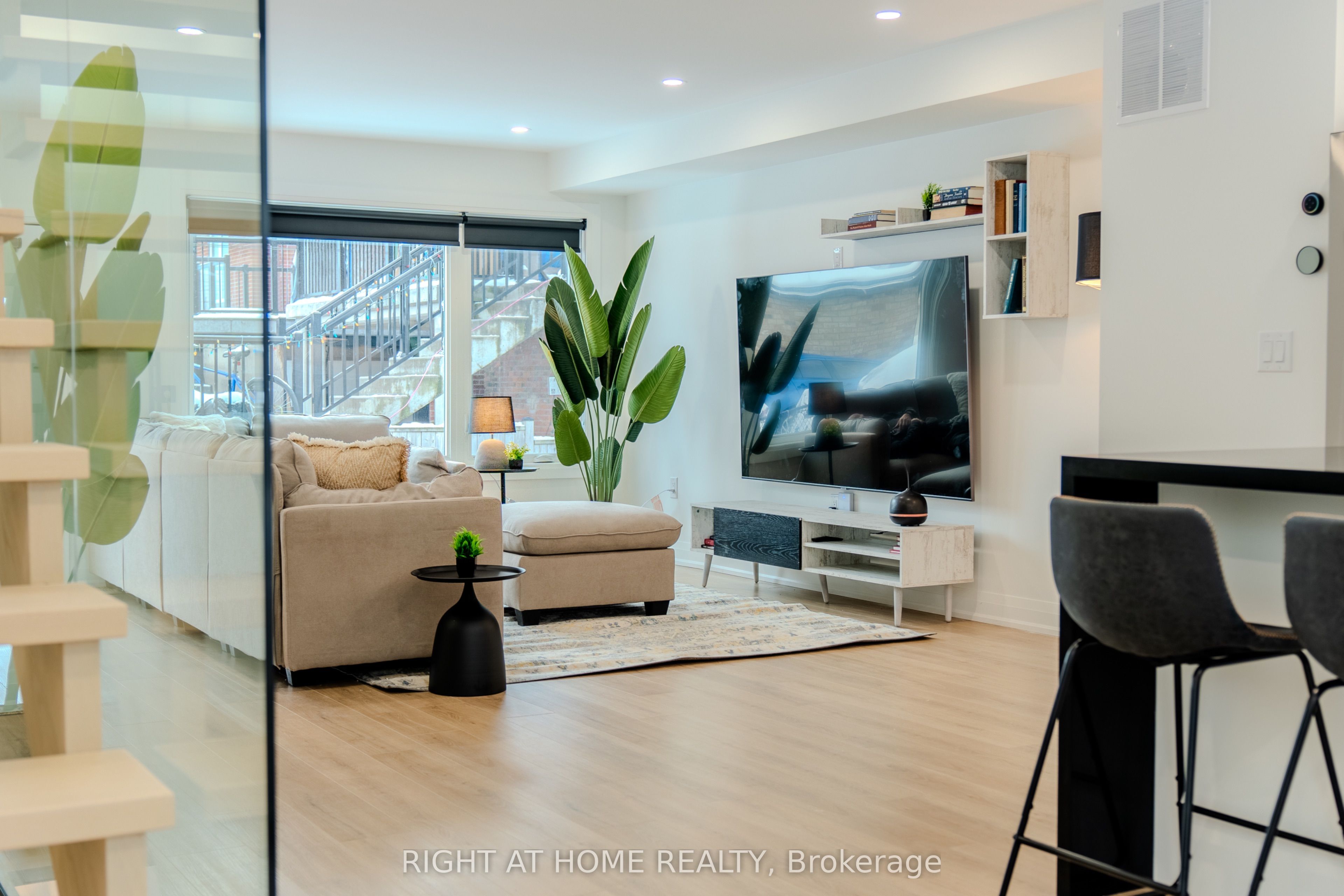 16 Habibi Lane, Toronto, ON M6E 1N1 photo 4
